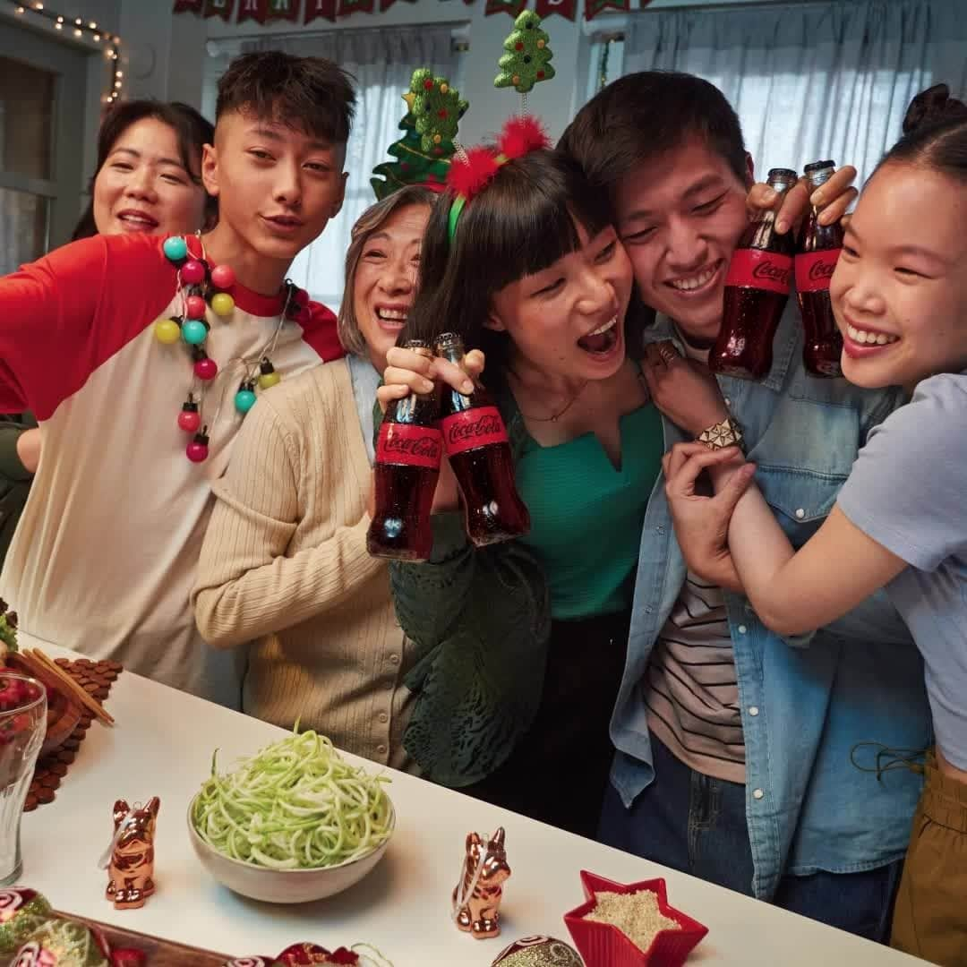 Coca-Colaのインスタグラム：「The Holidays have a way of gathering the family around the table… even when apart. ❤️ #RealHolidayMagic」