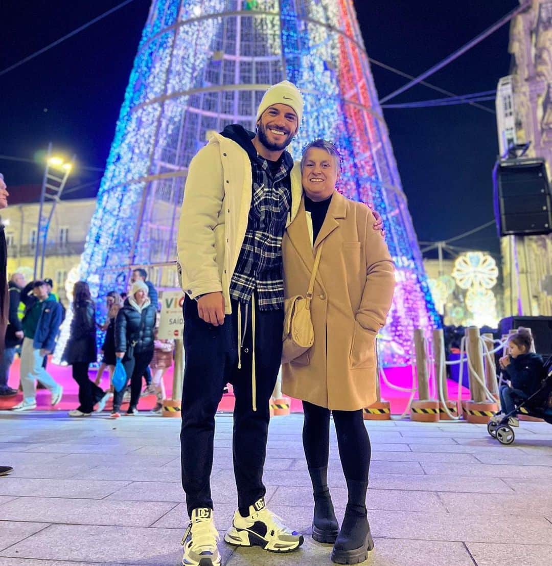 のインスタグラム：「Tenemos la navidad más bonita del mundo…y no lo discuto con nadie🎄❤️ 😜 #vigo」