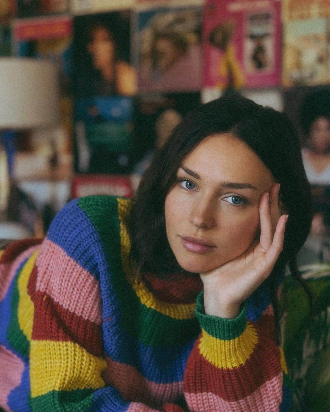 レイチェル・クックのインスタグラム：「Sweater weather… 😇」