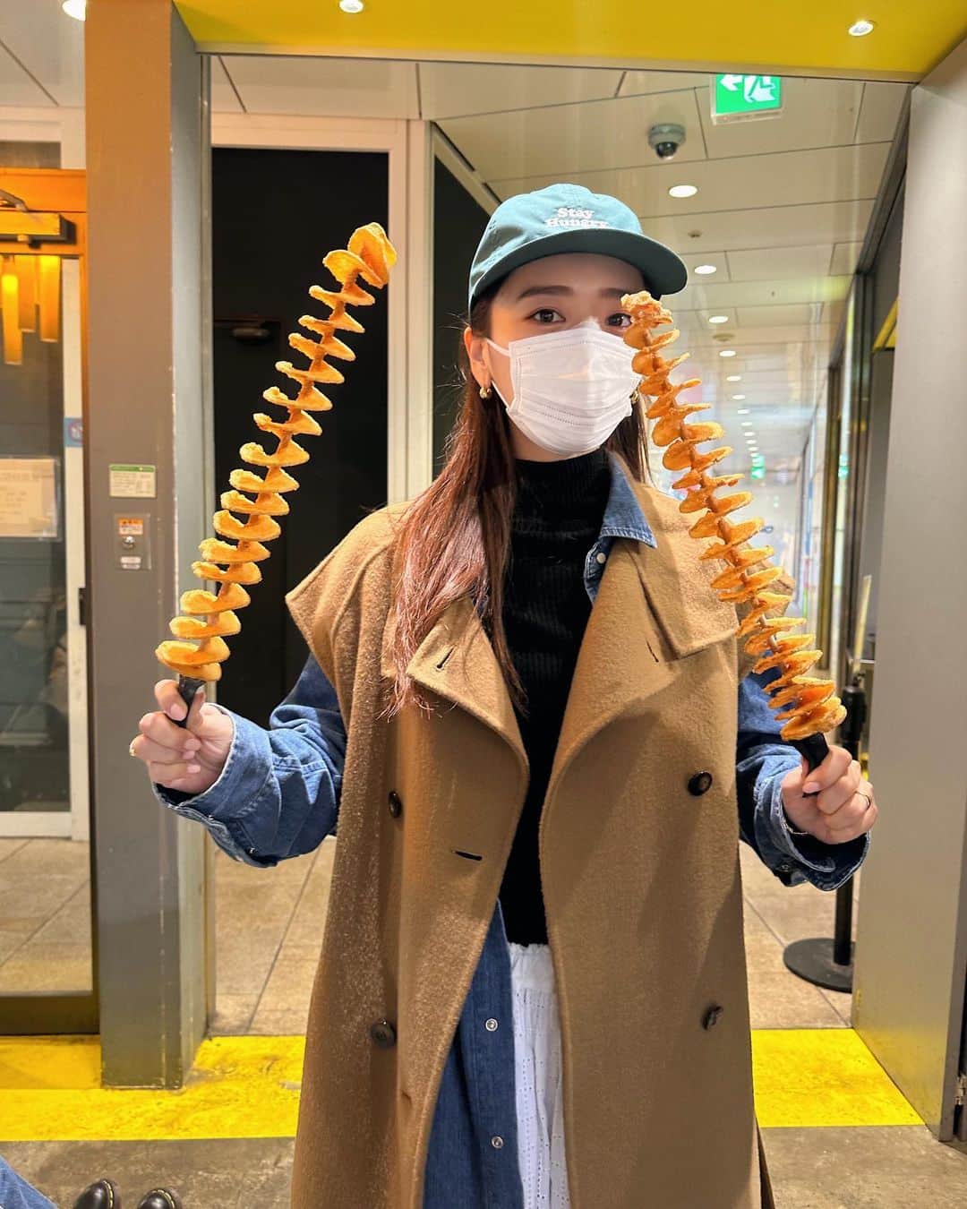 近藤千尋のインスタグラム：「トルネードポテト🍟🌪❤️笑 学校終わりに原宿っ🙂 そして永遠に公園で遊んだ日。笑  いつもは下の子に振り回されてる女子二人が 今日はママ独り占めで幸せそうでした🤣笑 原宿っていつ行っても楽しい遊園地みたいだ💕😍 ゆまいつもありがとう🥹  キャップはひーぼぉくんのを拝借🧢 さて、母ちゃん遅めの出勤なので 行ってきます📺☺️笑」