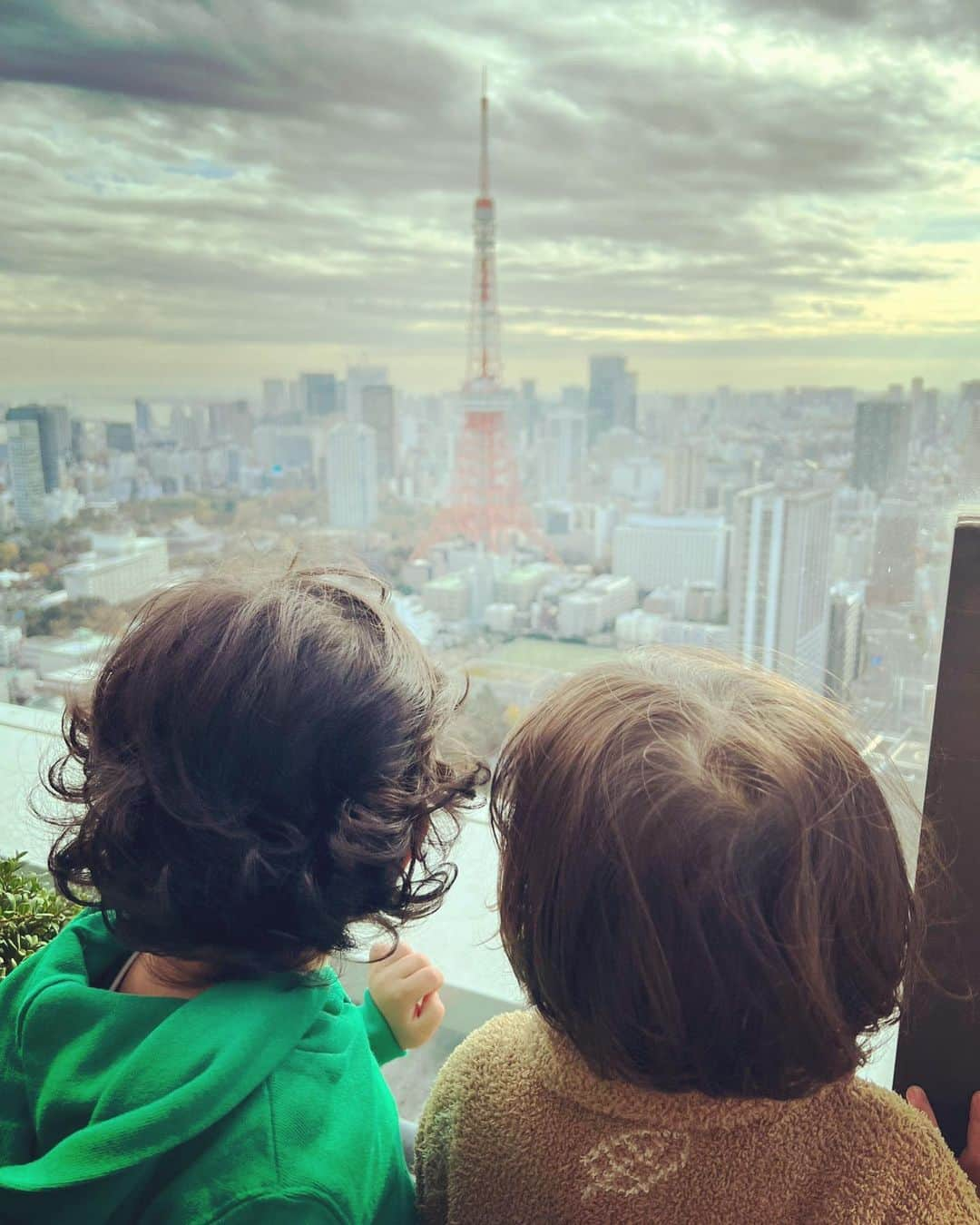 滝川クリステルのインスタグラム：「息子のクリクリヘアー💇‍♂️ 多くの方々から義理の父の遺伝ですね😍 とメッセージをいただくのですが、 義理の父のあのウェーブはパーマです😆 息子のくせっ毛は、私からの遺伝のようです😆 私は高校生くらいで自然と強いくせっ毛がとれていきましたが、さぁ、息子はどうなるかなぁ🖐 #くせっ毛 #強い #滝川クリステル」