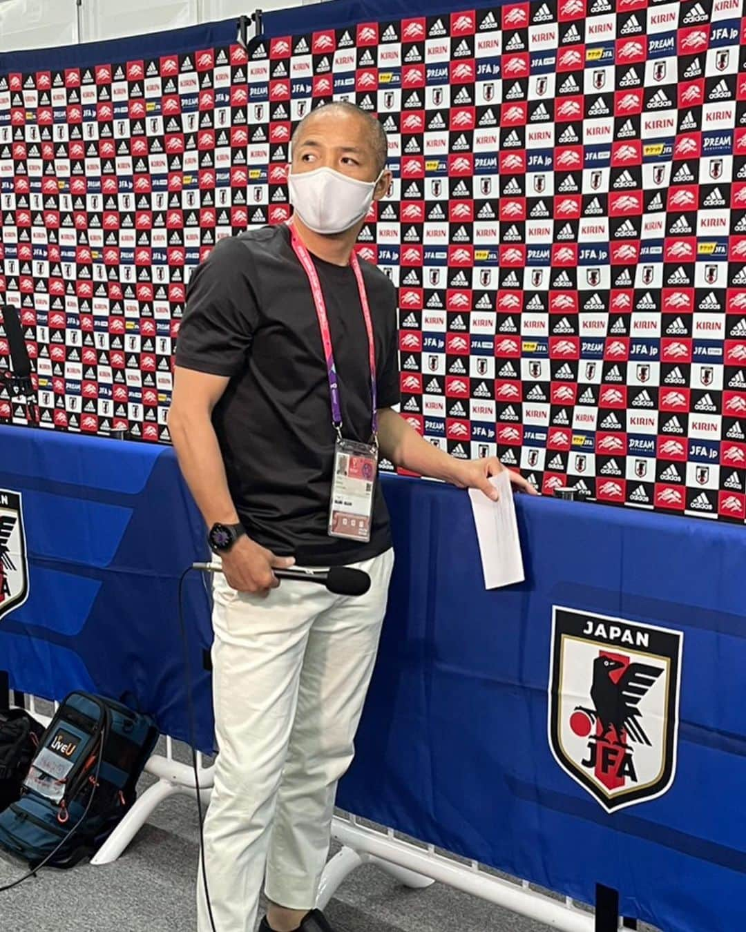 小野伸二のインスタグラム：「残念ながら日本代表のW杯はまたしてもベスト16で幕を閉じてしまいました。日本代表の躍動で日本中の沢山の方々が元気や勇気を貰い、次の試合を楽しみにいろんな会話をして毎日を過ごされたと思います。そして多くの子ども達が夢を抱き希望を持つことが出来たのではないでしょうか。こんなに日本中を、世界中を一つにできるサッカー、スポーツの力は本当に凄いものだと改めて感じることが出来ました。 2022年カタールW杯を戦った26人、最後までメンバー入りを目指して切磋琢磨した全選手達、スタッフ、関係者の皆さま、日本サッカーを支えてくださるスポンサーや多くの企業、メディアの方々、そして日本サッカーを応援してくださるファン、サポーターの皆さま本当にお疲れさまでした。敗戦した瞬間から4年後に向けた新たな戦いは始まっています、次のステージに向けてまた進んで行きましょう！！  試合後のインタビューで見られた選手達の悔しい思いは絶対にこれからの日本サッカーに繋がります！！  僕もピッチの上で皆さんを楽しませれるよう頑張ります👍Jリーグの応援も宜しくお願いします🤝早くサッカーやりたくてウズウズ🤣⚽️  #ありがとう日本代表  #samuraiblue  #fifaworldcup  #ベスト16 #フジテレビ  @hublot_japan #HublotLovesFootball #Hublot #ウブロ」