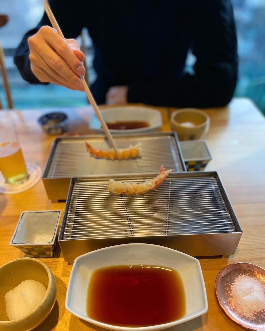 半田麗のインスタグラム：「ベビーカーでずっと寝ていてくれた息子のおかげで束の間のデート気分だった先日の天ぷらランチ🫶🦐 @ginzasix_official #天ぷら山の上 #天ぷら山の上ginza #子連れランチ東京」