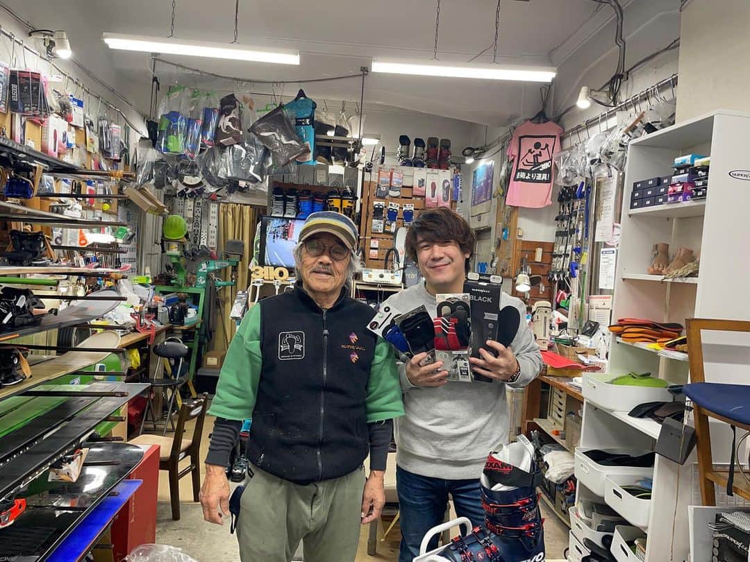 田原直哉のインスタグラム：「シーズンインを前にREXXAMさんとスポーツ3110の斉藤さんのところへブーツ作成とインソールを作りに行ってきました！僕はずっとスーパーフィートを競技を始めた頃からずっとサポートいただいていてほんま感謝の気持ちでいっぱいです！今シーズンもよろしくお願いします💪 #スーパーフィート #スポーツ3110 #rexxam #R-EVO M100 #mico #エアリアル」