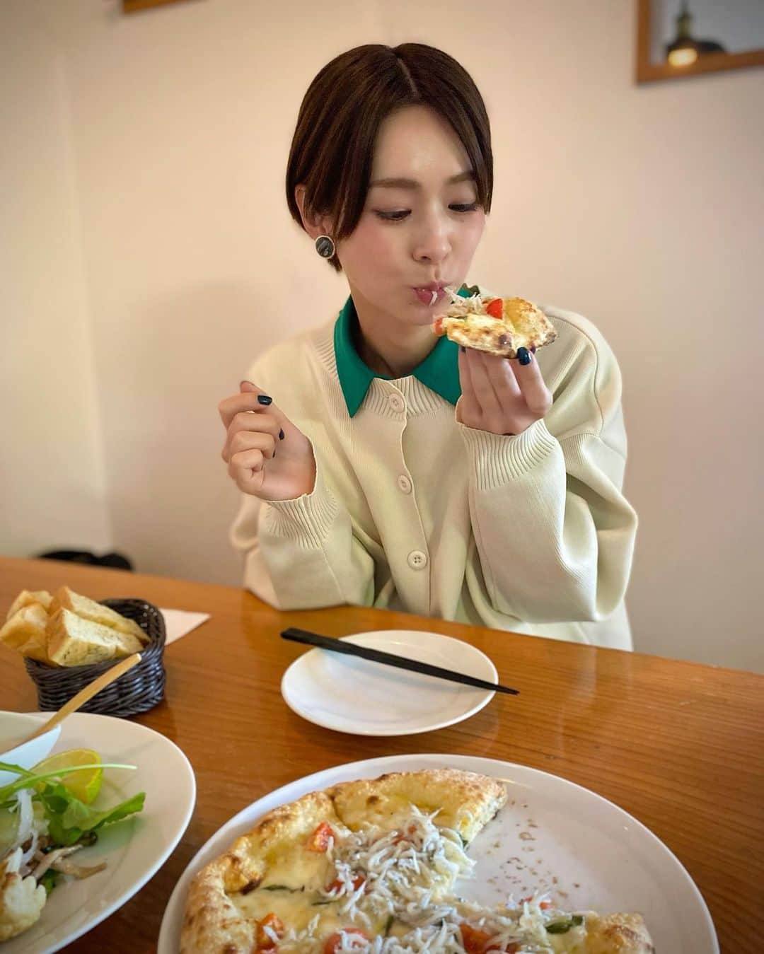 のインスタグラム：「美味しい物を食べてる時  幸せだよねぇ〜  誰かと一緒に食べるご飯は  幸せ２倍😁  一口ちょうだいが言えたらもっと幸せ🫣笑  いろんな物をちょっとずつ食べたい(食い意地。笑)  母とランチで行った @kanaya20030606 さんのお料理美味しかったぁ🥺  #宮崎 #宮崎グルメ #土々呂 #ととろ #創作料理 #イタリアン #ピザ #🍕 #スイーツ #sweets #ランチ #lunch」