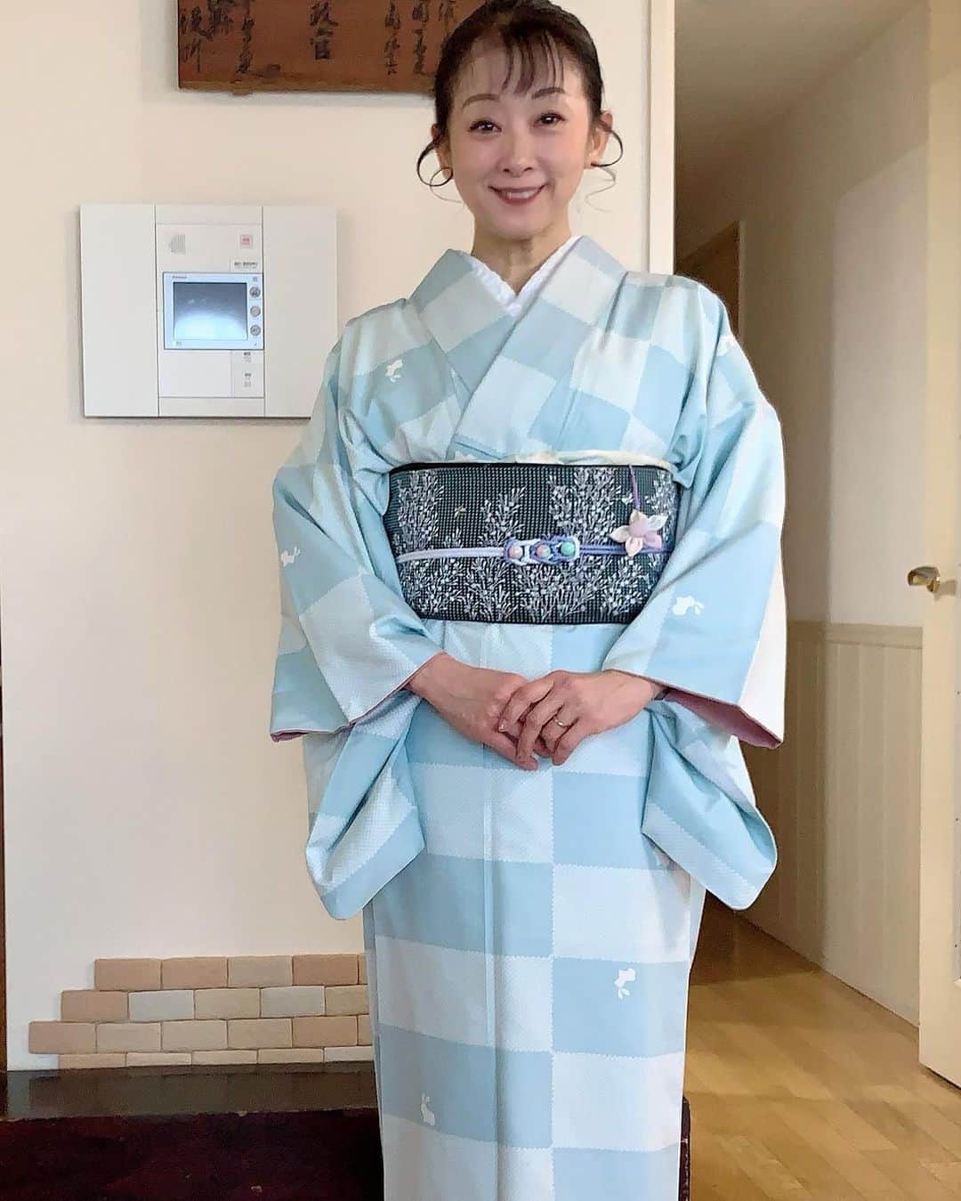 南かおりのインスタグラム：「昨日は日付けが変わる頃の帰宅になっちゃった💦それだけ楽しい奈良飲み会だったということなのだけど💕 ほんとに素晴らしい人たちと番組やらせてもろてるし、やらせてもろてきたんやなぁって改めて⭐️  ほんで、また奈良に向かってるんですけどね（笑） 着物着て👘今日は委嘱式！三年早っ！んで眠っ！」