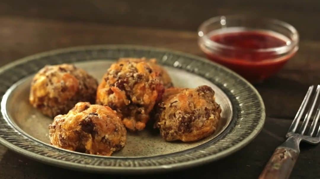 ジョンソンヴィルのインスタグラム：「Easy to make, and packed with flavor - Sausage Balls are a must for any holiday party! 💥🎉  Check out the recipe for these one-bite wonders at the 🔗 in our bio!  #johnsonvillesausage #holidays #appetizers #holidayappetizers #sausageballs #tasty」