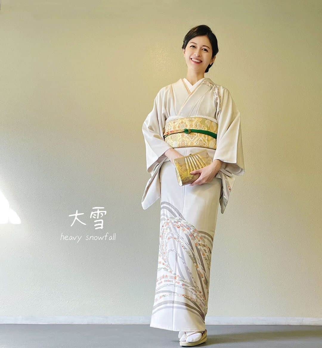 太田景子のインスタグラム：「二十四節気シリーズ『大雪』  おおゆきではなく「たいせつ」と読みます😊 チラチラ舞う雪から平地でもしっかりと積もる雪にかわってくる頃❄️  先日のW杯決勝トーナメント、結果は残念でしたが、最後まで勝利を信じて集中して闘い続けた日本にたくさんの勇気と感動と希望をもらいました🏆✨ 日本の誠実さのあるプレー、直向きにボールを追いかける姿、チームの底力、すべてが世界に誇らしかった🇯🇵 ありがとう、ニッポン‼️  わたしの大雪のイメージはアナ雪に出てくるエルザみたいな少しだけ大人なお姉さん⛄️ 訪問着と金糸の帯でエルザ感を表現してみました🌟 クリスマスも近づきワクワクしてくる気持ちを帯締めの緑と赤のクリスマスカラーに乗せて🎄帯揚げは総絞りでちょっとお正月も意識してみましたよ😉🌅  #二十四節気 #大雪 #kimono #japanesetraditional #japaneseculture #japan」
