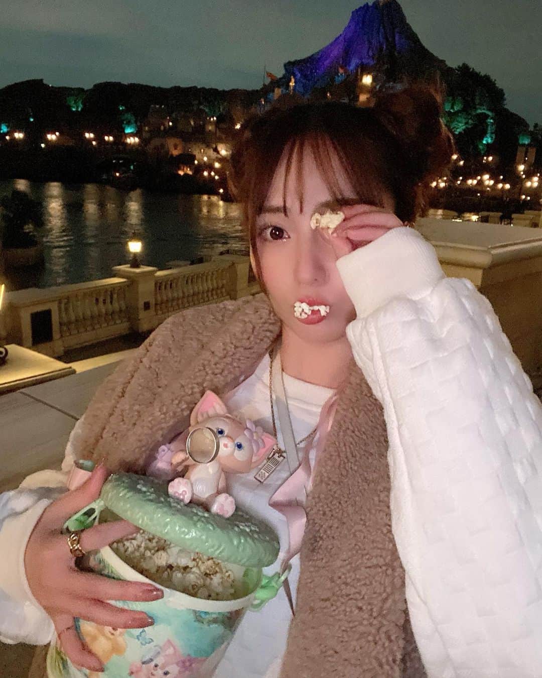 堀尾実咲のインスタグラム：「ぽぽぽぽっぷこーん🍿🐭  ガーリックシュリンプ味がすきです🧄🦐  みんなは？🫶  #disney #disneysea #tds #popcorn #ディズニー #ディズニーシー #ディズニーシーフード #ディズニーシーグルメ #ディズニーシーコーデ #ディズニーコーデ #ポップコーンバケット #リーナベル #リーナベルグッズ #ミッキーヘアー」