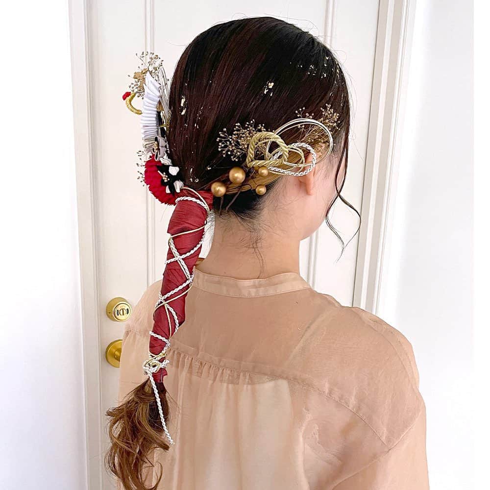 髪飾りの『Picco（ピッコ）』さんのインスタグラム写真 - (髪飾りの『Picco（ピッコ）』Instagram)「⁡ 🌸 新商品のご紹介 🌸 ⁡ ⁡  #成人式 #前撮り の髪飾りはお決まりですか？ ⁡ ⁡ 　　　　　✦ 新商品アップしました ✦ ⁡ ⁡ 🌼kmk-T056（数量限定） ⁡ 鶴のつまみ細工飾りとリボンの和装髪飾りセット ---------------------------------- 鶴のつまみ細工飾りをメインに、リボンでまとめたロング用髪飾りセットです。サイドは水引や組紐飾りを添えて、ゴールドの玉飾りやかすみ草でアクセント。テール部分をリボンと組紐でアレンジできます。金箔で仕上げは上品に。 ⁡ 成人式、卒業式 などの #和装 にオススメ💖 ⁡ こちらの髪飾りは、お花や小物を各パーツづつで仕上げた「セパレートタイプ」ですので、ヘアスタイルやシーンに合わせて、自由な取り付けをお楽しみいただけます。 ⁡ 料金は 10,000円＋消費税＋送料となります。 ⁡ 上記商品はWEBサイトにて販売中です。  ※プロフィール欄にウェブサイトへのリンクがあります🌟 ⁡ ⁡ #Picco  #髪飾り #新作 #リボン #つまみ細工 #紅白 #鶴 #成人式髪飾り  #花飾り #造花 #前撮り #成人式髪型  #着物 #和装髪型  #和装ヘア  #成人式前撮り #成人式ヘア #成人式髪型 #かすみ草 #ドライフラワー #水引 #組紐 ⁡ #卒業式ヘア #振袖ヘア #袴ヘア #二十歳のつどい #はたちのつどい #着物ヘア ⁡ ⁡ 他にも色々な商品をご用意しております‼️ ぜひ覗きに来てください😍💕」12月7日 11時09分 - picco.flower