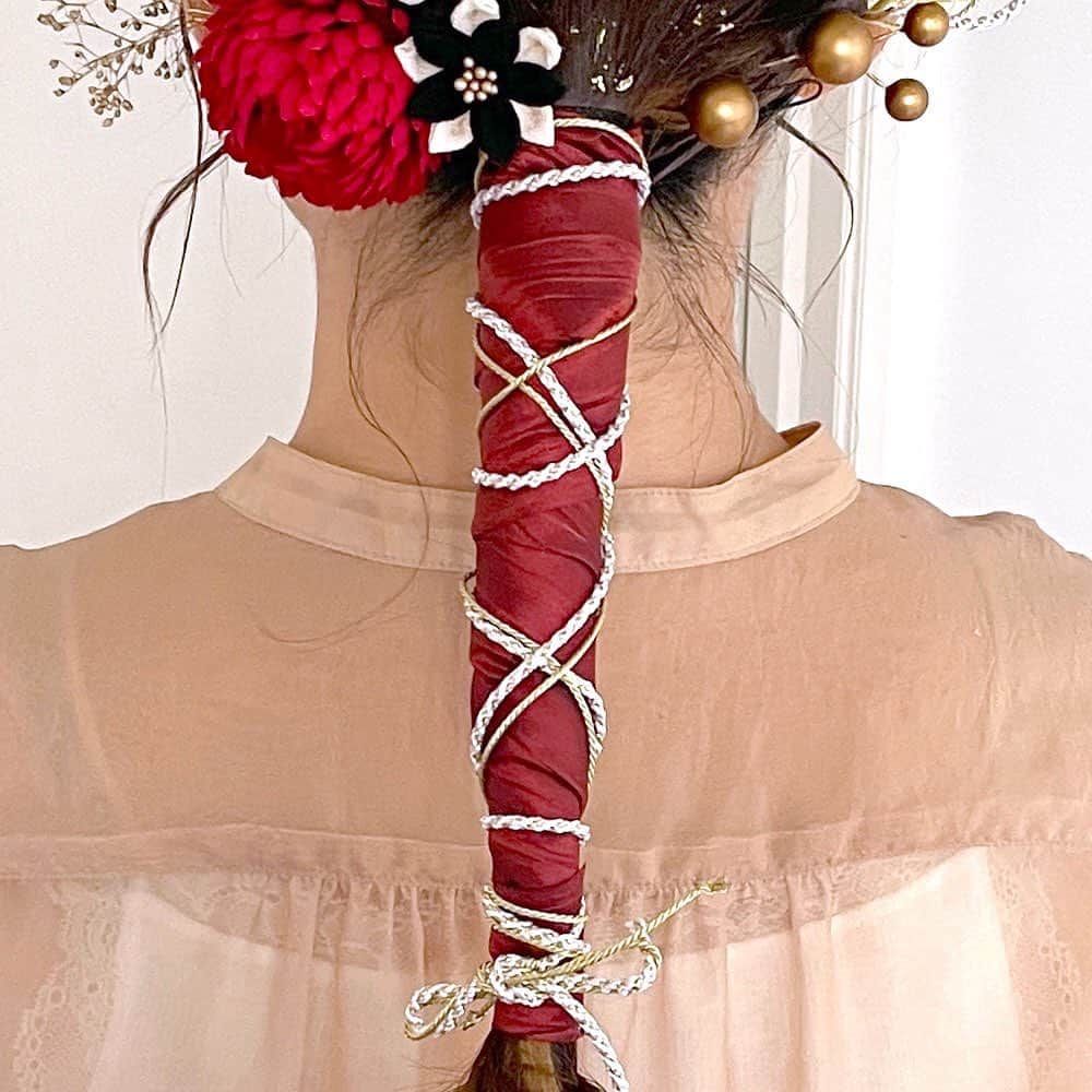 髪飾りの『Picco（ピッコ）』さんのインスタグラム写真 - (髪飾りの『Picco（ピッコ）』Instagram)「⁡ 🌸 新商品のご紹介 🌸 ⁡ ⁡  #成人式 #前撮り の髪飾りはお決まりですか？ ⁡ ⁡ 　　　　　✦ 新商品アップしました ✦ ⁡ ⁡ 🌼kmk-T056（数量限定） ⁡ 鶴のつまみ細工飾りとリボンの和装髪飾りセット ---------------------------------- 鶴のつまみ細工飾りをメインに、リボンでまとめたロング用髪飾りセットです。サイドは水引や組紐飾りを添えて、ゴールドの玉飾りやかすみ草でアクセント。テール部分をリボンと組紐でアレンジできます。金箔で仕上げは上品に。 ⁡ 成人式、卒業式 などの #和装 にオススメ💖 ⁡ こちらの髪飾りは、お花や小物を各パーツづつで仕上げた「セパレートタイプ」ですので、ヘアスタイルやシーンに合わせて、自由な取り付けをお楽しみいただけます。 ⁡ 料金は 10,000円＋消費税＋送料となります。 ⁡ 上記商品はWEBサイトにて販売中です。  ※プロフィール欄にウェブサイトへのリンクがあります🌟 ⁡ ⁡ #Picco  #髪飾り #新作 #リボン #つまみ細工 #紅白 #鶴 #成人式髪飾り  #花飾り #造花 #前撮り #成人式髪型  #着物 #和装髪型  #和装ヘア  #成人式前撮り #成人式ヘア #成人式髪型 #かすみ草 #ドライフラワー #水引 #組紐 ⁡ #卒業式ヘア #振袖ヘア #袴ヘア #二十歳のつどい #はたちのつどい #着物ヘア ⁡ ⁡ 他にも色々な商品をご用意しております‼️ ぜひ覗きに来てください😍💕」12月7日 11時09分 - picco.flower
