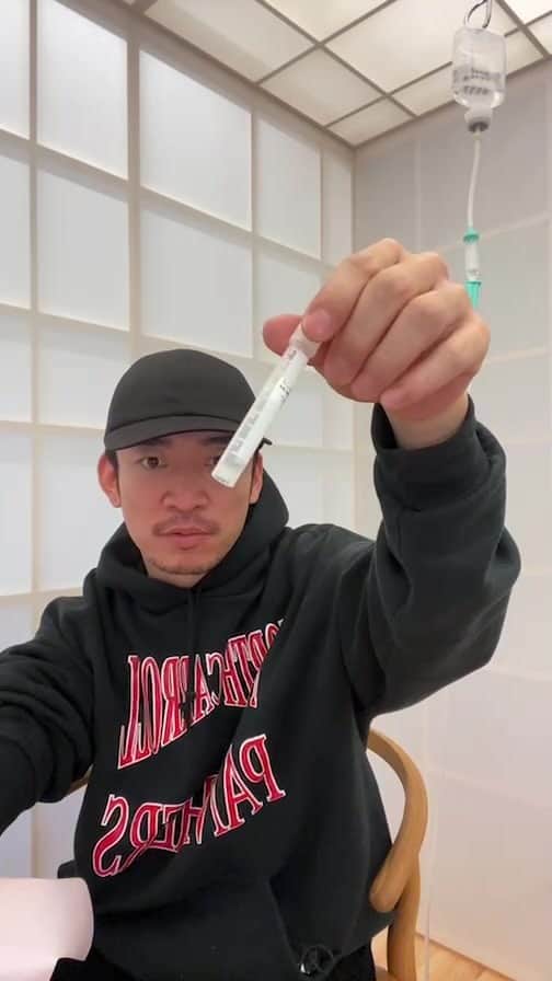 Yusuke Saekiのインスタグラム：「齋藤クリニックに遅延型食物アレルギー検査、栄養検査、幹細胞上清液の点滴を受けに来ました。　齋藤先生に施術の意味や点滴の効果についてお伺いして興味深いので是非ご覧下さい♪ 効果抜群のスカルプセラムも新登場ですよ〜♪」