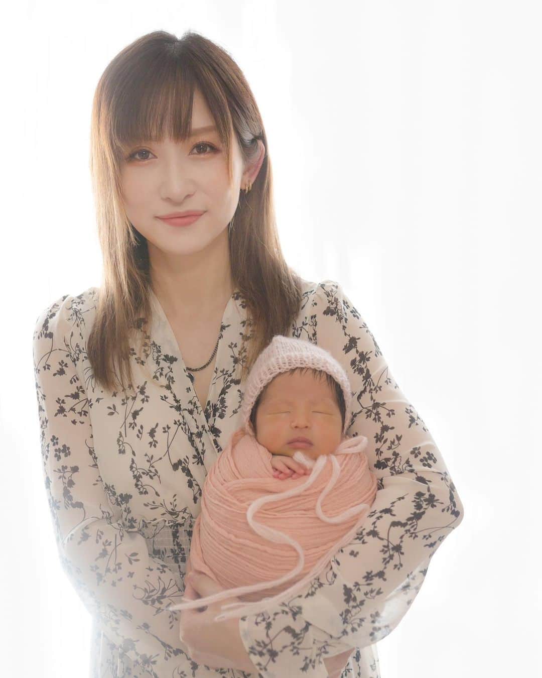 MIHO氏のインスタグラム：「日々すごいな〜と思うこと。  こんなに小さいのに、 一生懸命に生きてて あれをしたい、これは嫌だっていう意思を持ってて 毎日本当にたくさんの幸せをくれる。 こんなに小さいのに。  というわけで 無事に出産から1ヶ月が経ちまして🐣  この1ヶ月は、産後で思うように体が動かずに凹んだり 毎晩3時間おきに起こされ気が遠くなったり 授乳の激痛にひたすら耐えたり 仕事ができないことにただただ焦ったりと  産後の体調、メンタルの波と慌ただしい毎日に適応しようと、 様々なことに翻弄されてばかりだったように思います。  そんな中でも、パパ氏の献身的なサポートと ただひたすらに可愛い娘のおかげで、 楽しくこの1ヶ月を過ごすことができました🌿  そして、そんな娘には 『美雅(みやび)』 と名付けました。  この広い世界で、自分の感じるがままに、 自由に生きてほしいなと思います🕊  ということで引き続き MIHO氏、パパ氏、そしてみやび氏を 温かく見守っていただければ幸いです。 これからもどうぞよろしくお願いいたします🫶🏻 ． #love」