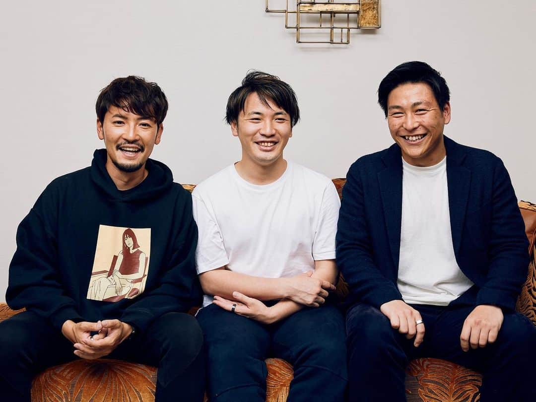 小柳津林太郎のインスタグラム：「いつもフォローしてくださっている、皆さんへ、  長らく仕込んできた、 メンタルウェルネスブランド"re:urself"を MAKUAKEにてお披露目します！ 第一弾は"re:urself for bath"という 入浴剤をローンチしました♨️  本日12/7（水）からスタートしているので、 覗いて、応援して頂けると泣いて喜びます😂  https://www.makuake.com/project/re-urself/  @rinsta_gram1002  *プロフのlit.linkから飛べます  僕の関連会社で （株）Anteadという社名になりますが、兼業起業という形でチャレンジして来たので、長らく時間がかかってしまったのですが、とても良いプロダクトに仕上がりました。  ここ数年、コロナを筆頭にストレスフルな社会になったと実感しています。その中で、頑張っている皆さんの、メンタルウェルネスを支えたいという想いで400種類以上の入浴剤をチームで試して開発しました。  一日の終わりに温浴を通して「究極のスイッチOFF」につながればと思います。「高ミネラル」が豊富な「佐渡島の海洋深層水」、「セドロール」含有量が高い「屋久島地杉の精油」、そして腐植土層からとれた「フルボ酸」という天然成分を配合しています。  自分用、家族用、大切な誰かへのプレゼントとしても、喜んでもらえると思うので、よければぜひ応援購入お願いします！  僕らの「メンタルウェルネス」の定義はとてもシンプルで、  「毎日が『今日も良い一日だった』」  と思える状態を指します。荒削りなブランドですが皆さんと共に育んでいければと思います。  寒い日が続きますが、皆さんお身体をご自愛ください！  2022年12月7日 小柳津林太郎  #ウェルネス #メンタルウェルネス#入浴 #入浴剤 #温浴 #鹿児島 #屋久島 #新潟 #佐渡島 #フルボ酸 #セドロール #ミネラル #マグネシウム #自律神経 #副交感神経 #睡眠」