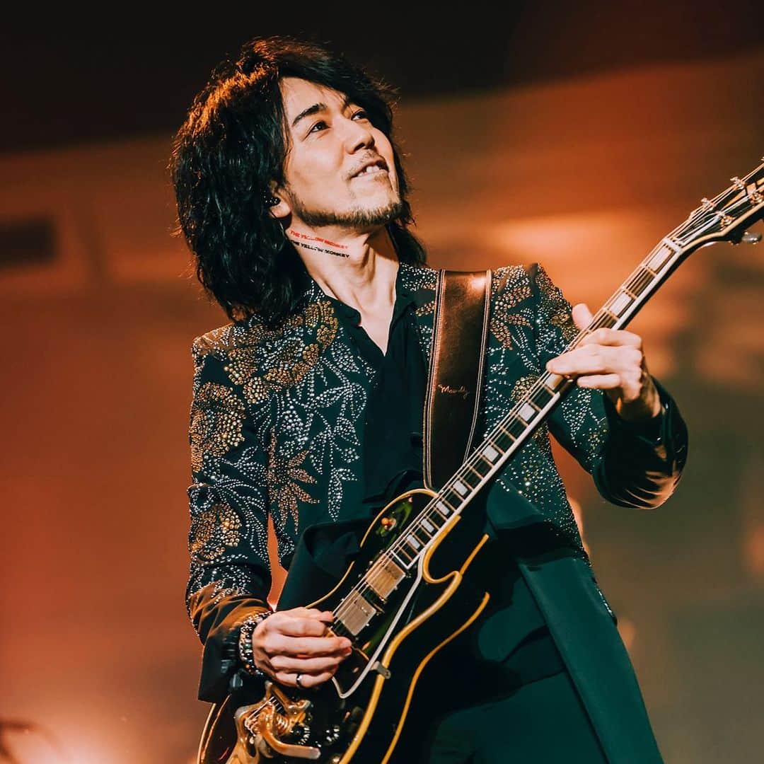 THE YELLOW MONKEYさんのインスタグラム写真 - (THE YELLOW MONKEYInstagram)「HAPPY BIRTHDAY EMMA🎂 本日12月7日はTHE YELLOW MONKEYのギタリスト、菊地英昭"EMMA"の誕生日です！✨ ということで今日は2020年に開催された「30th Anniversary LIVE」から秘蔵ライブ写真をお届け。初公開のものもありますのでぜひじっくりとご覧ください📸✨ ・ 公式サイトではBELIEVER.の皆様からのバースデーメッセージを本日23:59まで受付中。送ってくださった方には後日、本人からのお返事をお届けします🔥 たくさんの熱いメッセージをお待ちしています！ ・ Photo by 横山マサト( @yokoyamarock ) ・ #THEYELLOWMONKEY #イエローモンキー #30thAnniversaryLIVE #菊地英昭 #EMMA」12月7日 12時16分 - theyellowmonkey.jp