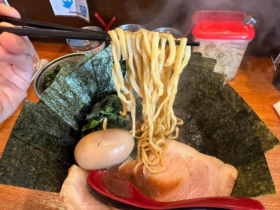 rasuさんのインスタグラム写真 - (rasuInstagram)「末廣家 チャーシューメン 他トッピング色々  やっぱり今日も最高だぁぁぁぁ！！！ いつも気付けば完飲寸前… 気を付けなきゃと思いながらも飲んでしまう🤤🤤🤤🤤  #末廣家 #家系ラーメン #家系 #ラーメン #超超うまい」12月7日 12時21分 - rashu_eat
