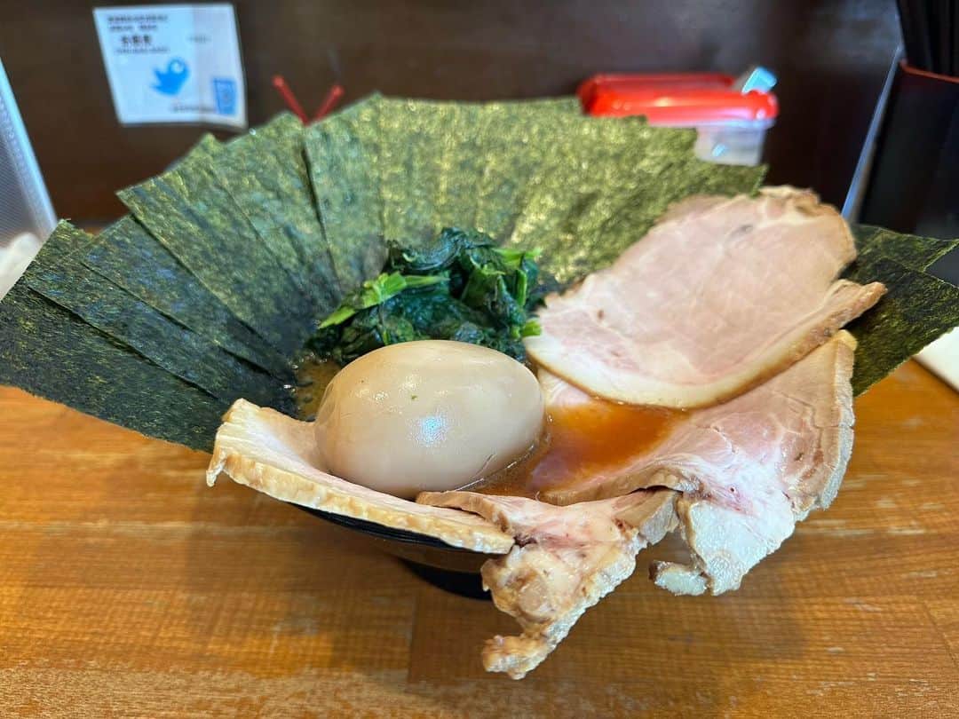 rasuさんのインスタグラム写真 - (rasuInstagram)「末廣家 チャーシューメン 他トッピング色々  やっぱり今日も最高だぁぁぁぁ！！！ いつも気付けば完飲寸前… 気を付けなきゃと思いながらも飲んでしまう🤤🤤🤤🤤  #末廣家 #家系ラーメン #家系 #ラーメン #超超うまい」12月7日 12時21分 - rashu_eat