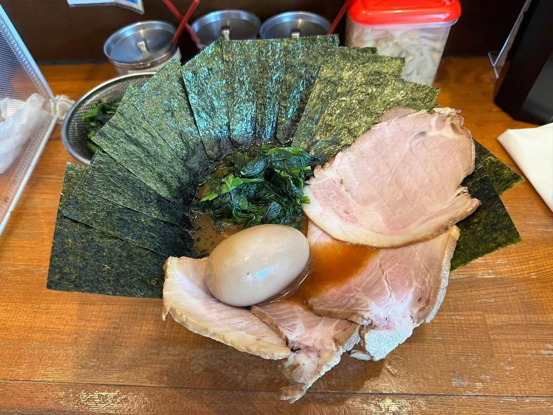 rasuさんのインスタグラム写真 - (rasuInstagram)「末廣家 チャーシューメン 他トッピング色々  やっぱり今日も最高だぁぁぁぁ！！！ いつも気付けば完飲寸前… 気を付けなきゃと思いながらも飲んでしまう🤤🤤🤤🤤  #末廣家 #家系ラーメン #家系 #ラーメン #超超うまい」12月7日 12時21分 - rashu_eat