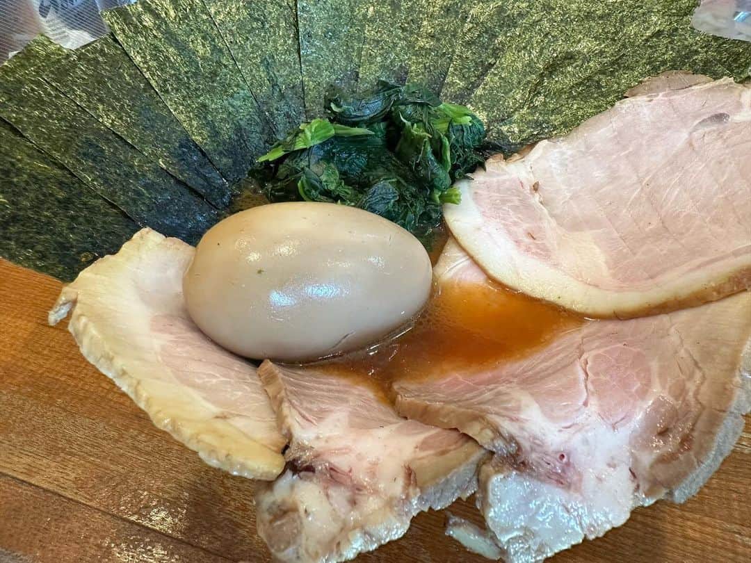 rasuさんのインスタグラム写真 - (rasuInstagram)「末廣家 チャーシューメン 他トッピング色々  やっぱり今日も最高だぁぁぁぁ！！！ いつも気付けば完飲寸前… 気を付けなきゃと思いながらも飲んでしまう🤤🤤🤤🤤  #末廣家 #家系ラーメン #家系 #ラーメン #超超うまい」12月7日 12時21分 - rashu_eat