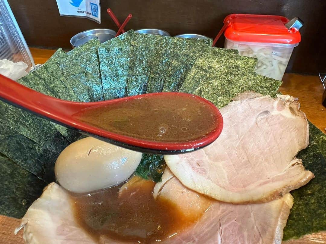 rasuさんのインスタグラム写真 - (rasuInstagram)「末廣家 チャーシューメン 他トッピング色々  やっぱり今日も最高だぁぁぁぁ！！！ いつも気付けば完飲寸前… 気を付けなきゃと思いながらも飲んでしまう🤤🤤🤤🤤  #末廣家 #家系ラーメン #家系 #ラーメン #超超うまい」12月7日 12時21分 - rashu_eat
