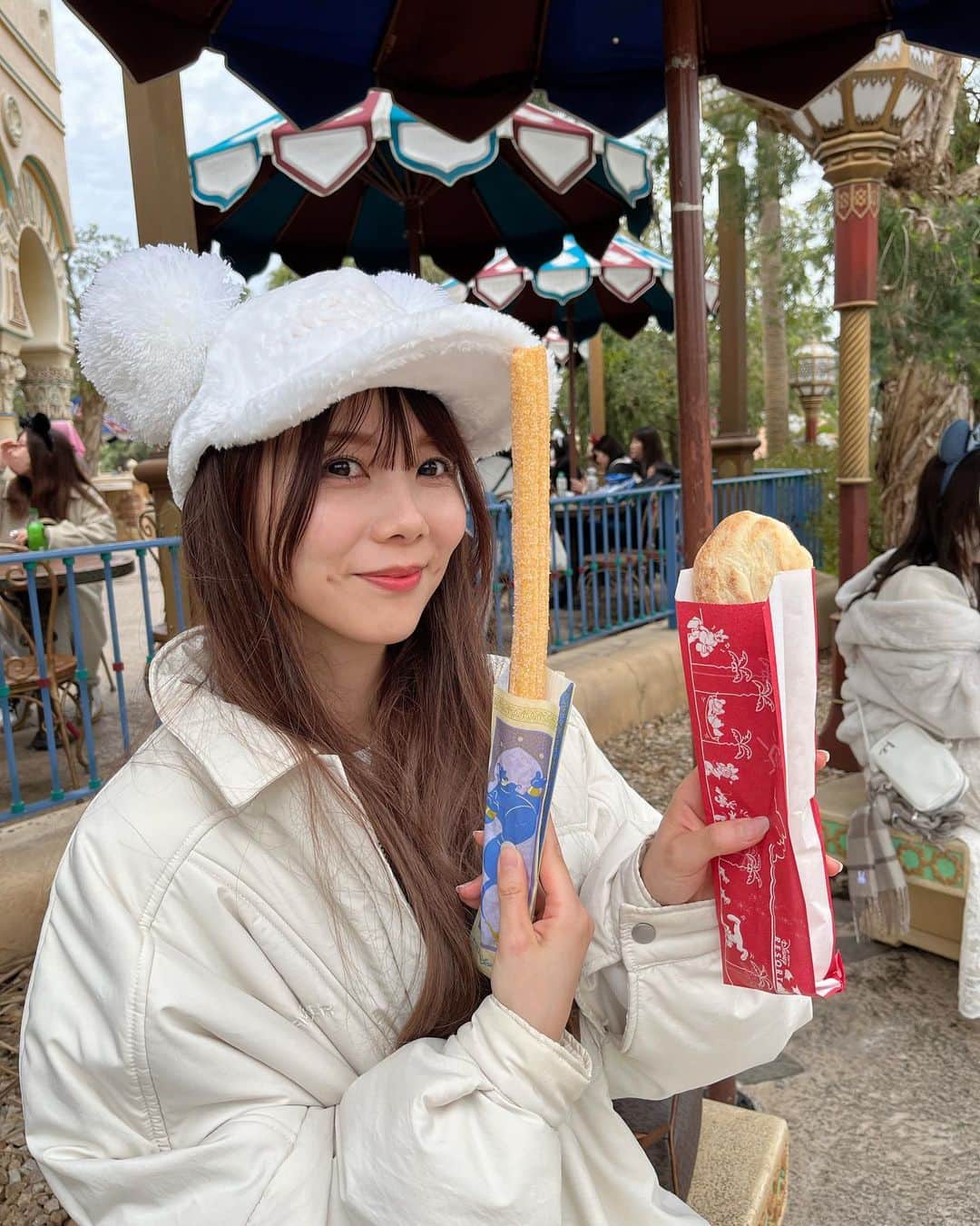 西村季里子のインスタグラム：「・  シーのショーとソアリンは 課金してでも観る！乗る！ って決めてたのに朝から行っても 売り切れてた☺️☺️☺️  だから食に走ったんだけど とっても幸せな一日でした🫶🏻  写真以外にもたくさん食べた🍿  ちなみに最寄駅着いてから 居酒屋行って2人してすごい飲んで ディズニーの余韻なく次の日を迎えた🫗 またいきたい😇  #ディズニー#ディズニーシー  #東京ディズニーリゾート #東京ディズニーシー#シー #クリスマス#クリスマスディズニー #クリスマスディズニーシー  #ビリーヴシーオブドリームス  #tokyodisneysea#tokyodisneyresort  #disney#disneysea#tds#follow#followme」