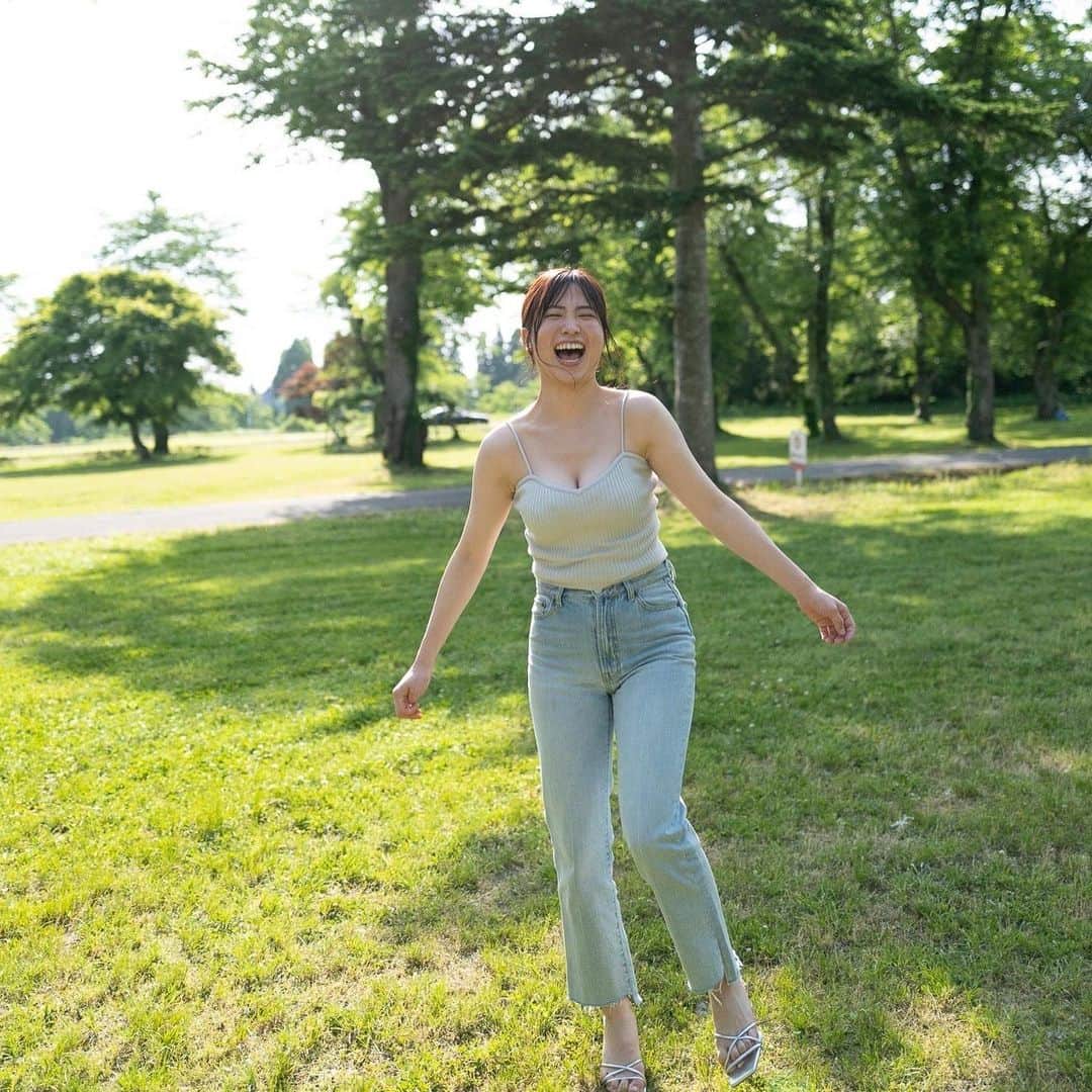のインスタグラム：「毎日笑ったもん勝ち💮嫌になりそうな時は一呼吸。「ま、いっか！」って流すことも大事。人生どうにでもなんとかなるからあせらずゆっくり自分のペースでいい☺︎自分の機嫌は自分でとるし、褒められたい時は自分で褒めてあげる。人任せにしないで自分と向き合って生きる🌸 . . . 1st写真集「やわらかく、あたたかい。」おかげさまで好評いただいているようで増版が続いてまして、本当にありがとうございます🥲 私の覚悟や全てを詰め込んだ1冊なのでぜひゲットしてください😌 . . .  #グラビア#グラドル#グラビアアイドル#撮影会#撮影#アイドル#フォロー#followｍe#아이돌#그라비아#りこぴん#写真集#講談社」