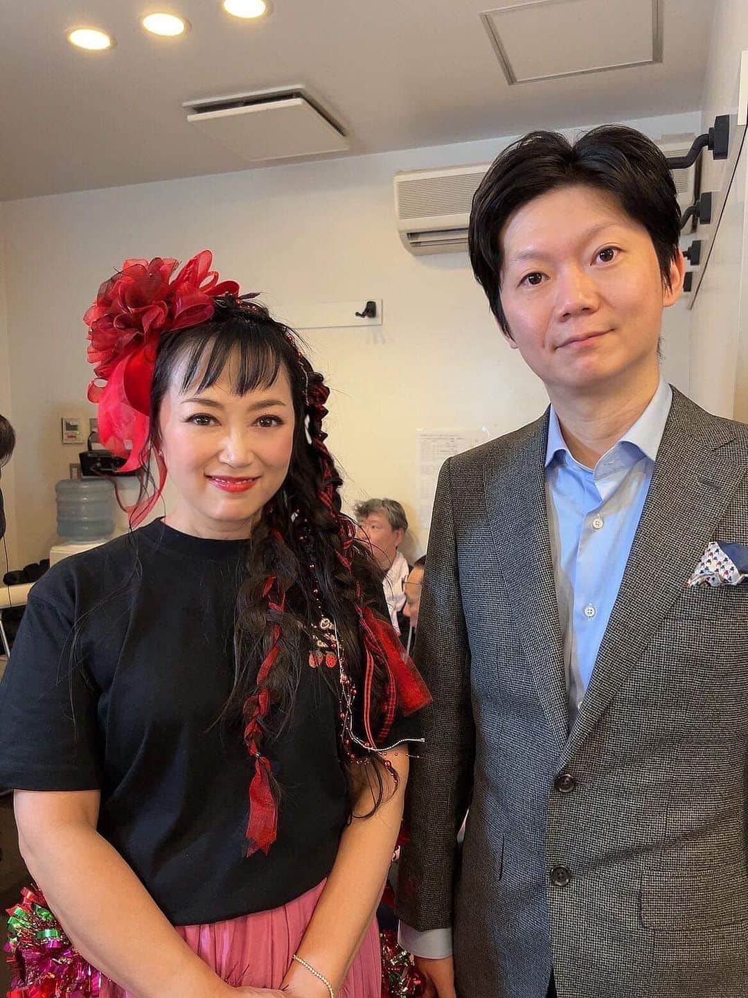 naoのインスタグラム：「先日は、大西 結花さんのライブにサプライズで出演。  私の曲を、結花さんがカバー。 私も気持ちよく🎹弾きました。  バッチリ👍👌  会場も大いに盛り上がり、楽しい時間でしたー！  ありがとうございました😌」