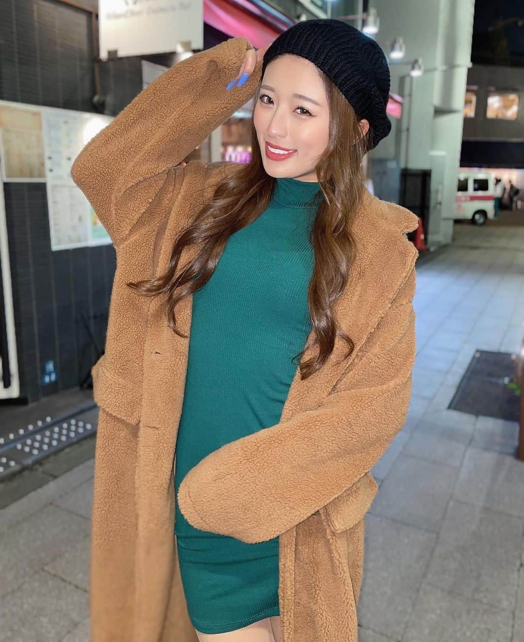 MIYABIのインスタグラム：「冬は緑の服💚着がちぃ🫶  天気良いだけで嬉しいなぁ😊  皆んなにいい事ありますように🧡  #cyberjapan  #ミヤビーム  #冬コーデ」