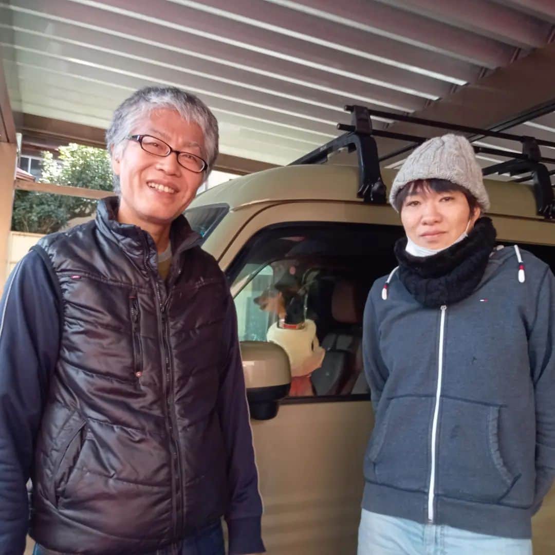 小田原ドラゴンのインスタグラム：「漫画家の吉泉知彦先生と。 ちょんぴーが寝袋におしっこしてコインランドリーで洗濯1600円。 奮発して一等室取ったフェリーはざこ寝。 海鮮問屋閉まってた。 代わりに食べたタレカツ丼。」