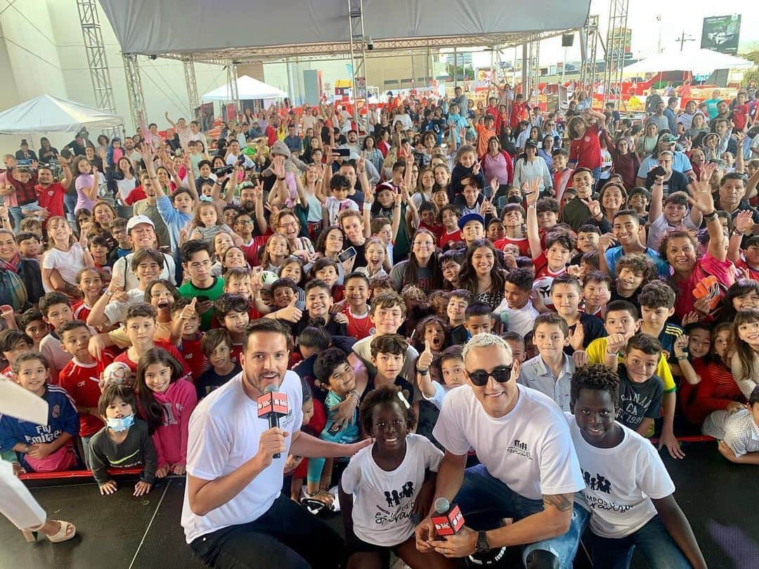 ケイラー・ナバスのインスタグラム：「Gracias a Dios y a todos los que asistieron y colaboraron en esta gran actividad de la Fundación. Fue una experiencia increíble! Gracias a todos ustedes los niños pueden tener un regalo.  Un abrazo grande y que Dios los bendiga a todos! Pura vida!」