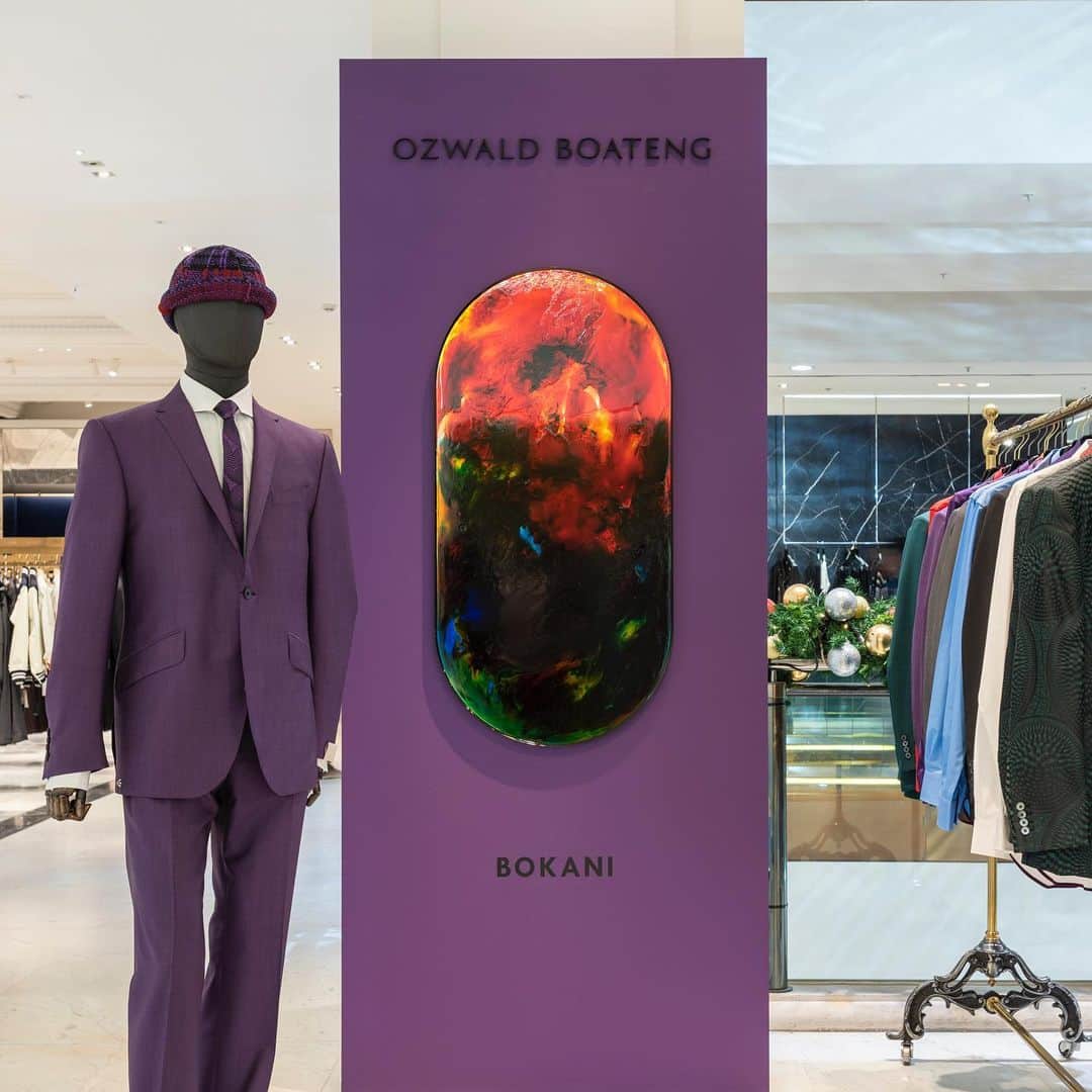 オズワルドボーテングのインスタグラム：「‘Sakubona’   Sakubona — an Ndebele greeting that translates to mean, “hello;” “we have seen you”   Ozwald Boateng are delighted to announce their carefully curated seasonal pop-up at London’s iconic Landmark Luxury Departure store Selfridge’s. This beautiful marriage  kicks off on Monday 14th November for 10 weeks in Selfridges, London.  It has been over a decade since the iconic Savile Row maestro partnered with Selfridges, but he intentionally chooses to make a return to one of his favourite retail haunts, during the most merry time of the year. To spread a little love through art and tailoring artistry.  The pop-up transports you on an exploratory journey of the man behind the brand. An immersive introduction into his world and his deep interest in art. Bridging both of his creative loves through a timeless collection and an immersive artistic experience.  Bokani Tshidzu (Bokani) is a multi-disciplinary artist making works of art across different mediums; abstract painting, sculpture, computational art and installations, blending an examination of and reverence for African inheritance with the traditions of conceptual western art. ‘Sakubona’ is a dialogue between Ozwald Boateng’s AW22 Adinkra symbol infused collection and London based artist Bokani’s mystical stained glass paintings, as a commentary on the relationship between perception and the perceived; modern and traditional Africa, symbolism and meaning.  @bokani @theofficialselfridges」