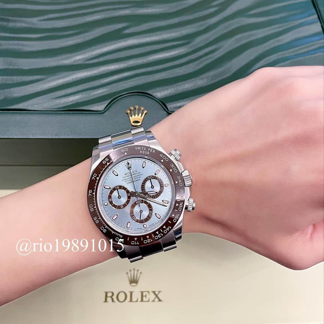 門りょうのインスタグラム：「#rolex  カジュアルコーデ用にダイヤない時計も1本くらい持っときたくて初ロレックス購入(正規でだしてもらえる訳もなくバチバチのプレ値で)  綾田社長のん見てお揃いしたくてアイスブルー😍🧊💠✨」