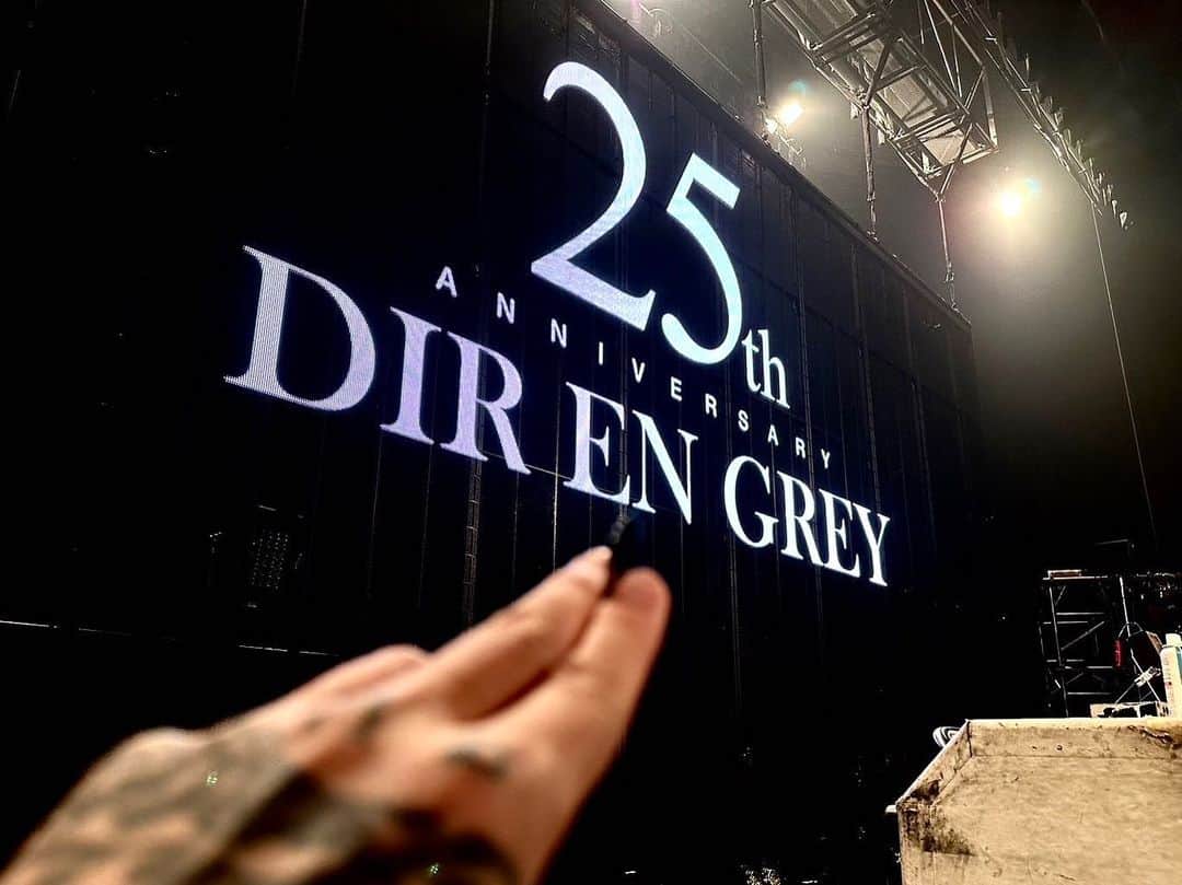 DIR EN GREYのインスタグラム：「. ［🇯🇵 JP 🇯🇵］［🇬🇧 EN 🇺🇸］ 本日！“TOUR22 FROM DEPRESSION TO ________”最終日、なんばHatch公演！本日、ツアーファイナルでございます！🗣🔥(追加公演はありますが🏃‍♂️) 本日も完売御礼！👏👏激アツだった昨日に負けないくらい盛り上がっていきましょう🔥🔥 半袖でやり切ったマネージャー藤枝 ※ 写真は薫撮影📸  ◤◢◤◢◤◢ ↓ 🇬🇧 EN 🇺🇸 ↓ ◤◢◤◢◤◢  Today's “TOUR22 FROM DEPRESSION TO ________” last day with Namba Hatch's tour final!🗣🔥 (there's an additional live though🏃‍♂️) Thank you for today's sold-out!👏 We'll give our all to make it a very passionate performance as we did yesterday 🔥  *Picture by Kaoru📸 Fujieda Manager, who wore short sleeve T-Shirts until the end   #DIRENGREY25th」