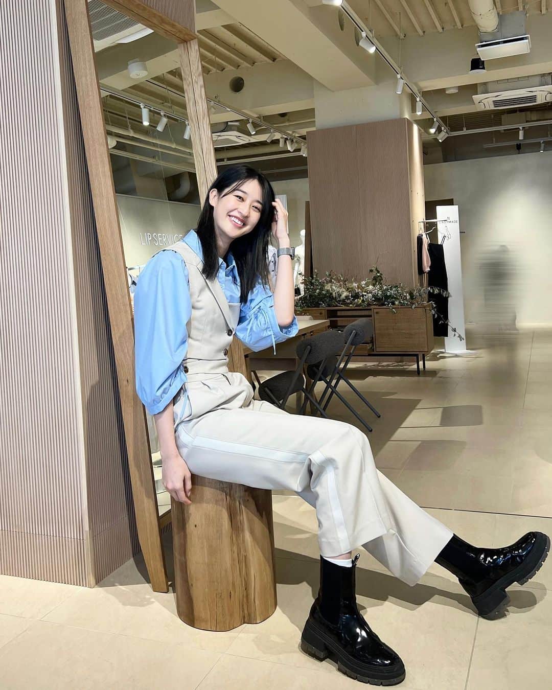 青野楓のインスタグラム：「@rand.office にて、 @ladymade_official と @lipservice_official の展示会いってきました🤍  シャツとセットアップ可愛かった🫶  眠そうなのはすっぴんのせい🤫疲れてたわけじゃないですからねー！！」