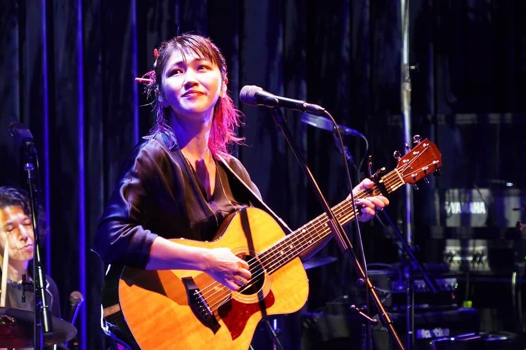 BONNIE PINK STAFFのインスタグラム：「▼Instagram・Facebook ＼セットリスト公開！／ #HelloAgain にて演奏したセットリストです！ぜひお家や電車の中で、またあのライブを思い出していただけたら嬉しいです🎁  【Hello Again セットリスト】 1.LOVE IS BUBBLE(single) 2.Morning Glory(Dear Diary) 3.Ocean(Even So) 4.宝さがし(single) 5.Spin Big(single) 6.Rise and Shine(Golden Tears) 7.No One Like You(Heaven's Kitchen) 8.Melody(Heaven's Kitchen) 9.金魚(evil and flowers) 10.Physical(Olivia Newton-John) 11.A Perfect sky -Back Room-(Back Room) 12.エレジー(single)  En1. 1st:鐘を鳴らして(ONE) 2nd:Private Laughter(Even So)    皆さんが思い出に残ってる曲はなんですか？ よかったらコメントで教えてください🎶  次は来年7月！東名阪でお会いしましょう〜 #BONNIEPINK」
