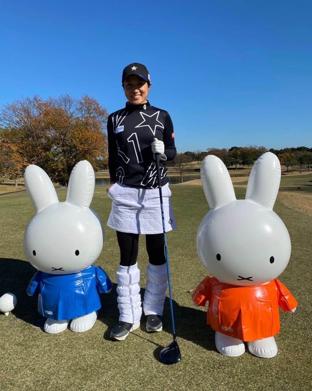 藤本麻子のインスタグラム：「ミサワホームプロアマ⛳️ . ミッフィーにお願いして ３ショット撮ってもらいました💙🧡 #両手にミッフィー」