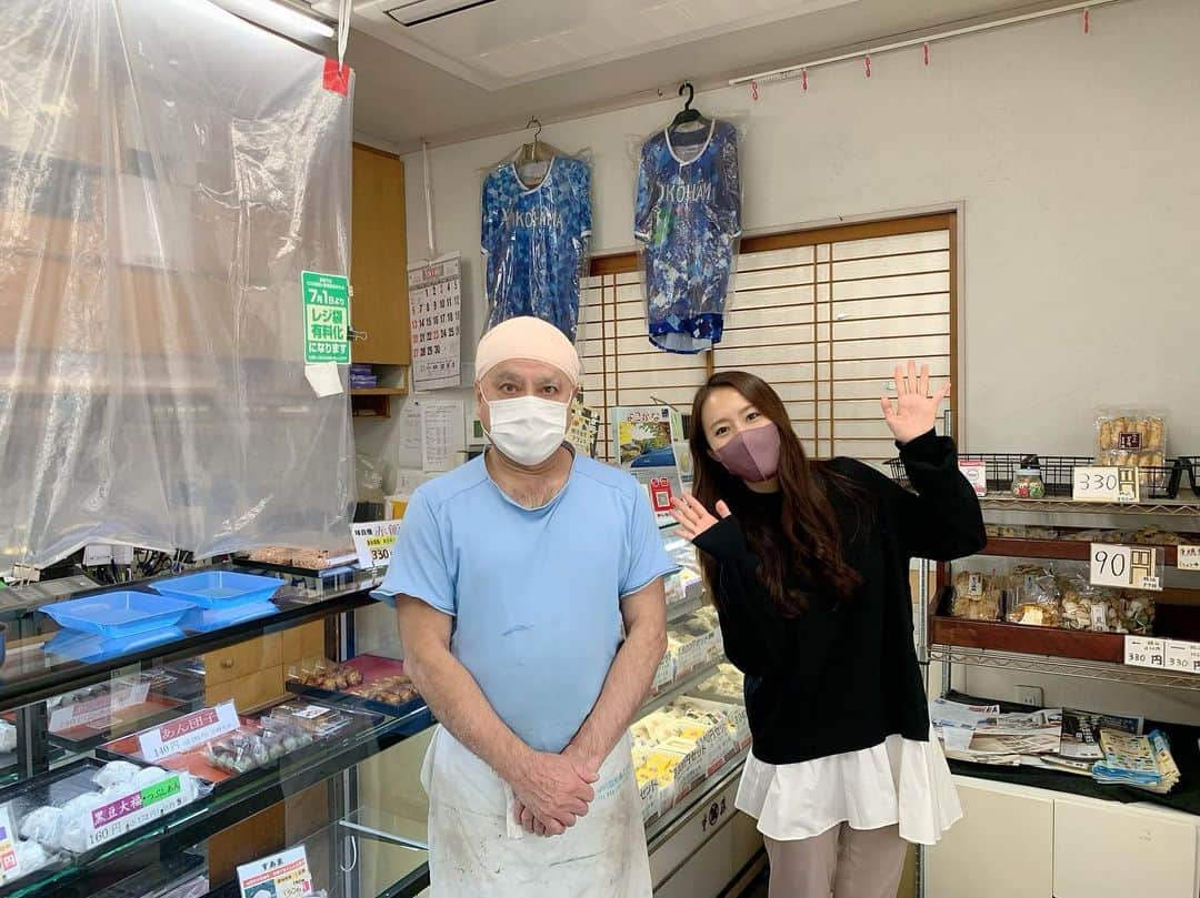 守永真彩のインスタグラム：「. . 先週のラジオ日本 「加藤裕介の横浜ポップJ」  《守永真彩のおじゃましまーす！》のコーナーでは、横浜市金沢区にあります 「菊月」さんをご紹介いたしました✨  店主の花さん。 「赤ちゃんやアレルギーの人でも安心して食べられるものを」と、なるべくお砂糖を少なめにしたり、着色料を使わないようにして、素材本来の味を楽しめる和菓子を提供されています。 . . この日、たまたまラジオを聴いてくださってた方が、 お近くで仕事だったらしく、ラジオ終わりにお店に来て下さり、私が試食した商品をお買い上げくださりました😳🤍 . また聴くねー！と言っていただけて嬉しかったです☺️ . . こだわり抜いた和菓子屋さん。 またお邪魔します♪  #横浜 #金沢区 #和菓子 #ラジオ日本」