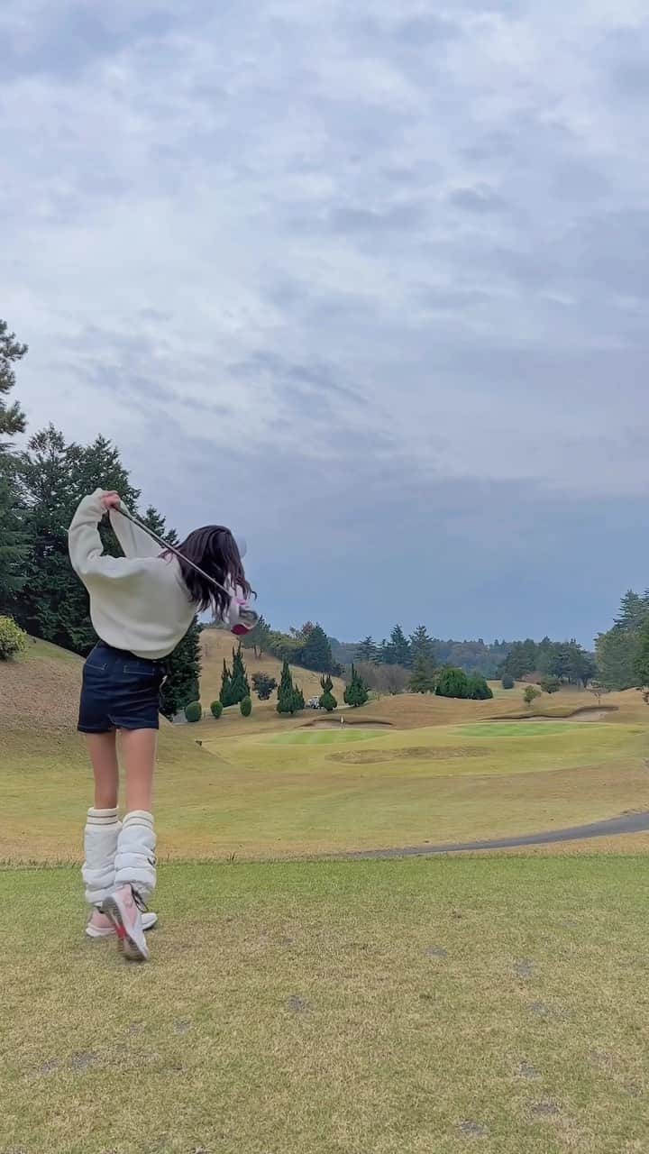 岡島彩花のインスタグラム：「🏌🏼‍♀️❤️  この前紹介したゴルフクラブセット⛳️ 10本セットで49,800円（税込）❕  ドライバー振りやすかった☺️✨ 始めたてだったらこの10本で何とでもなる☺︎  気になった方はストーリーのURLから見てね❄️  #ゴルフ女子 #ゴルフクラブ #ゴルフ初心者 #ゴルフ好きな人と繋がりたい #ゴルフスイング」