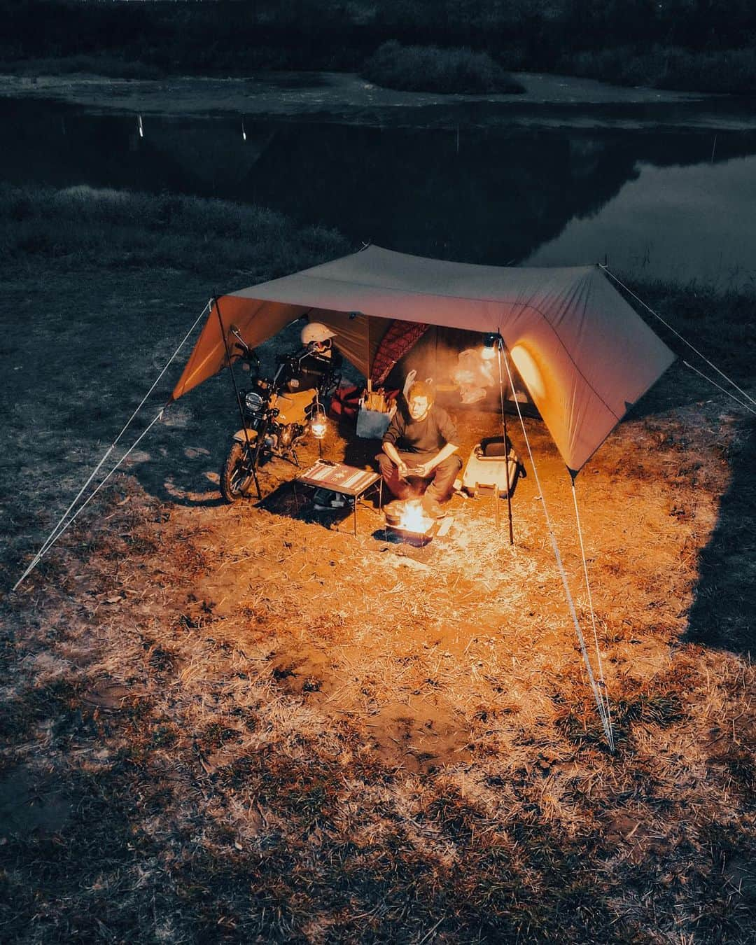 モロケンのインスタグラム：「camping with my moto CT125  バイクに積める道具だけ 制限があるとより楽しい  #ct125 #ハンターカブ #camptouring」