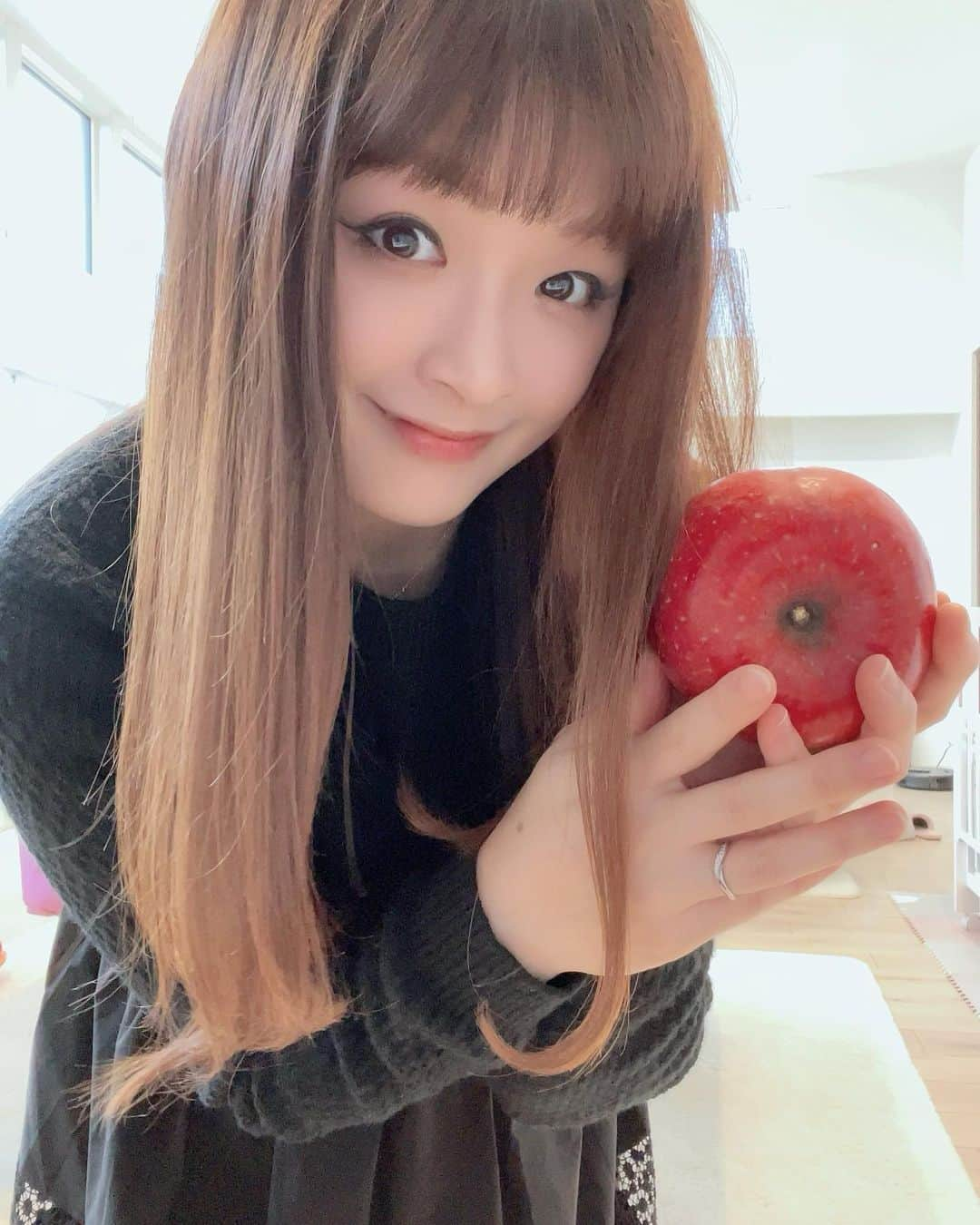 鈴木理沙のインスタグラム：「梨奈プロ（浅田家）から送って頂いた〜 🍎🍎🍎りんご🍎🍎🍎  とぉっても美味しい〜です😍💕  毎年本当にありがとうございまぁす❣️❣️❣️  #🍎 #りんご #みずみずしくてシャキシャキで美味しい  #毎年本当にありがとうございます😍 #1枚目は気取ってみました #😝 #2枚目は素の笑顔 #😆 #娘も喜んで食べてます」