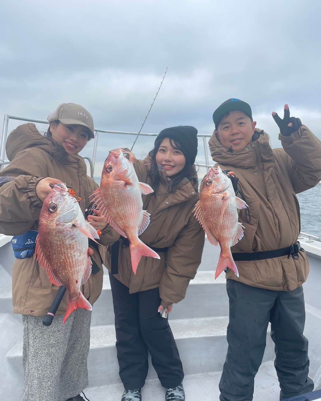 小林優介のインスタグラム：「Fish fish girlsのワイワイ釣らせてもらいます撮影。今回はタイラバで鯛が大爆釣！縁起がいいねえー！！  #釣りガール #釣り好きな人と繋がりたい #釣り  #釣り女子 #釣りスタグラム #エサ釣り#タイラバ#餌釣り#関東 #釣り日和 #アカハタ#ビンビン玉#fishing #fishingday #reel #釣り仲間募集 #釣りが好き #関東釣りガール  #キャスティング #遊魚船#アイランドクルーズ #tsuri_jyoshi #tsuribijyo #海釣り#お気に入り#浅井企画#ビクターミュージックアーツ」