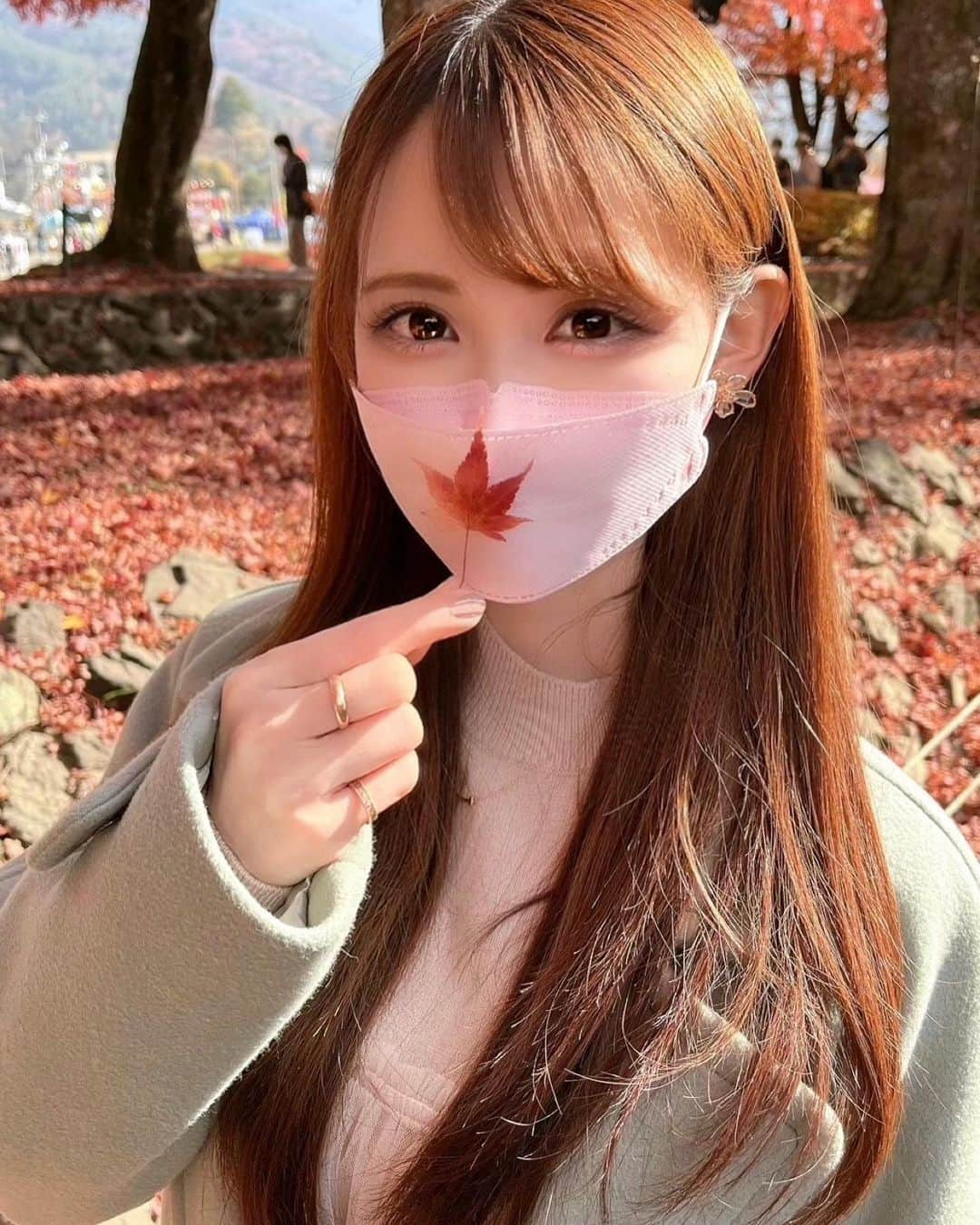 白石陽菜（桜井えりな）のインスタグラム：「下書きに置きっぱなしだった🍁 . 姪っ子ちゃんが楓だー！ってすごく気に入ってくれてる写真☺️🤍」