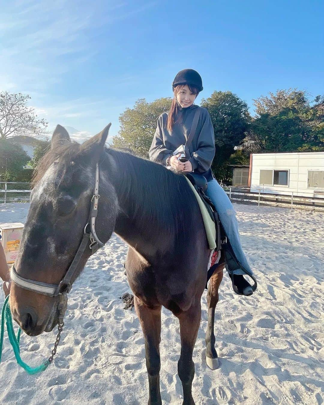 中川祐子のインスタグラム：「乗馬〜🐎💓 . ほんと、何十年ぶりだろ(笑) . 子供の頃はアメリカ南部の田舎、 テキサスに住んでたから、 牧場でキャンプしたり乗馬したりして 遊ぶ機会は多かったけど、 大人になってからちゃんと乗ったのは久しぶり😆💓 . 今回私が乗らせてもらった馬は 元はやぶさめで走っていた馬だったとのことで、 まだその時の闘争本能が残っていたらしく、、 途中ですれ違った別のやぶさめ馬に興奮して 暴れ出しちゃうというハプニングが‼️😳 . 振り落とされそうになって 必死にバランスをとって堪えたんだけど、 ビックリしたー🤣 . でも、ちょっとしたロデオ気分も味わえたから、 個人的には🙆‍♀️🙆‍♀️笑 めちゃドキドキした💓✌️ . まぁなんといっても、 富士山が見えるキレイ景色を見ながらの 乗馬は最高でした✨✨ . また必ずこの子に会いに来ます❤️ . . #乗馬 #乗馬体験 #カルチャーファーム #御殿場 #やぶさめの馬 #活躍した馬たちの引退後 #癒される時間  #馬とのふれあい  #horsebackriding  #happylifestyle  #富士山の見える風景  #富士山を見ながら乗馬 #最高の思い出  #ありがとうございました」