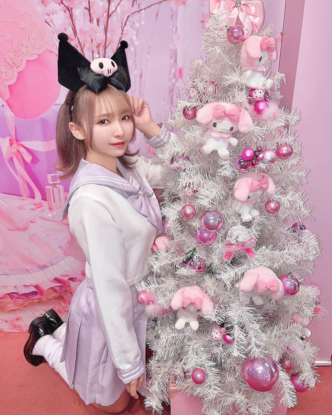 長嶋優里のインスタグラム：「♡ ． 12月はイベントいっぱい。 ゆゆとたっくさんの思い出作ろうね🎄🤍 ． 選抜戦悔いのないようラストスパート頑張ります。 ． ． ． #ピューロランド #puroland #セーラー服 #サンリオ #sanrio #クロミ #クロミコーデ #クリスマス #クリスマスツリー  ． ♡」