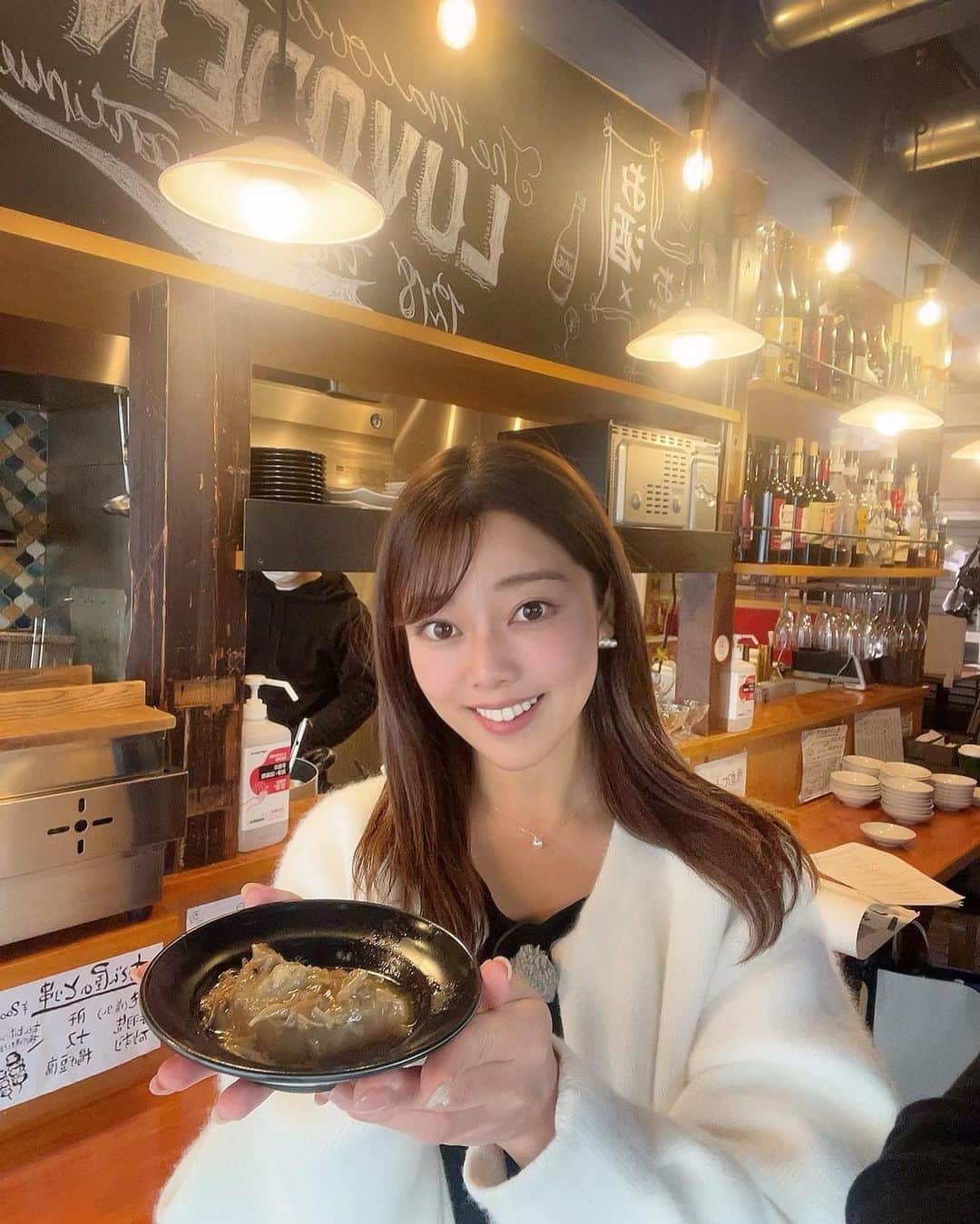 八幡美咲のインスタグラム：「好きな具材は #牛すじ と #サツマイモ🍠  今回のテーマは冬の定番「おでん」🍢🍢  寒い冬に食べたいあったかいおでん🐻‍❄️❄️️🤍 なんと広島は具材の種類で全国1位に✨  そんな広島に影響与えたかもしれない おでんの老舗「 #権兵衛 」へ。  2枚目〜4枚目が権兵衛さんの写真です🪄︎︎◝✩ 1924年創業の 広島最古の瀬戸内風 #おでん専門店🍢  なんと！ おでんの具材は70種類から80種類！！多いっ！  そんな権兵衛さんの人気ベスト3は… 第3位は2Lサイズが小さくなるほど煮込んだ こだわりの「玉子」 第2 位は隠し包丁を入れてしっかり炊いている「こんにゃく」 第1位は出汁がしみしみの「大根」 創業から受け継がれてきた優しい味でした·͜· ♡  さらに  変わり種も🪄︎︎◝✩ なんと「 #うなぎ 」のおでん！ 出汁ではなく味噌がたっぷり。 七味のピリ辛とみそのこくが合うんですよ〜∈(ﾟ◎ﾟ)∋  そして今人気の #進化系おでん も取材！ おしゃれなガラス張りの店構え「 #LuvODEN 」 5枚目はオーナーの石原さん  店名からおでん愛が溢れてますよね笑 #イタリアンおでん が楽しめるんです🍢 ワインが欲しくなる #斬新なおでん でした🤍´-  今年の冬もおでんを食べて温まりましょう♡  みなさんの #好きな具材 はなんですか？👏🏻 ̖́-  #おでん」