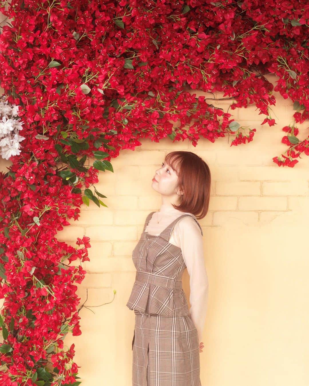 伊藤美羽のインスタグラム：「. お花が素敵なスタジオでした✨ 秋に撮っていただいたのに、投稿するのすっかり遅くなっちゃってもう冬だ😂 でもお気に入り写真なので投稿🫶🏻」