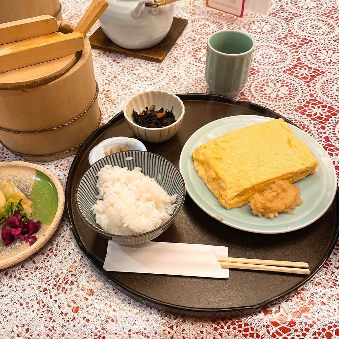 のインスタグラム：「ㅤㅤㅤㅤㅤㅤㅤㅤㅤㅤㅤㅤㅤ #オススメ戦隊ミヤジマン  #やげんぼり赤坂店 さんのランチ！ 「八坂 #出し巻卵 」 京風お出汁でふんわり優しいお味で大好き🤤 お写真にはないけど赤だしもついてます！ 2枚目の出し巻アップ、美しいからぜひ見て〜✨ #赤坂ランチ #赤坂グルメ」