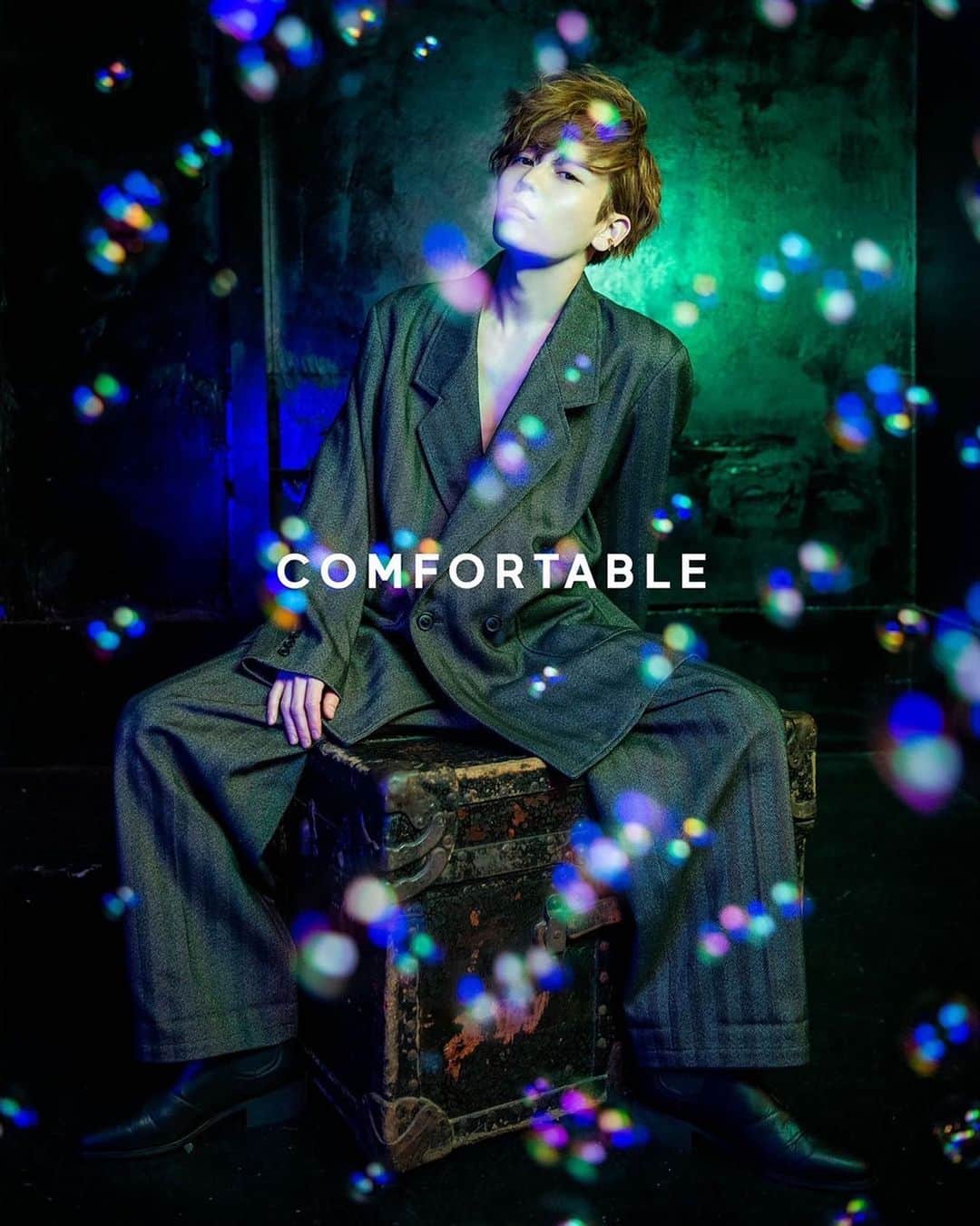 岩岡徹のインスタグラム：「📘 Photobook "COMFORTABLE" 2023.2.14 Release🛋 お楽しみに😌✨」
