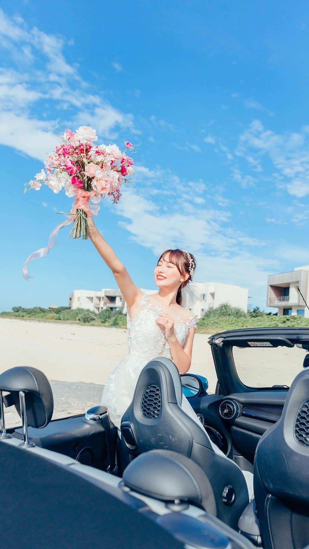 のインスタグラム：「⋆  🚙🏝🌞💍💐  #プレ花嫁 #花嫁 #沖縄婚 #リゾート婚 #ブーケ #結婚式  #ウェルカムスペース #東海プレ花嫁  #ウエディングドレス  #ウェディングドレス選び #thehany #2022冬婚 #2022秋婚 #披露宴 #披露宴会場コーディネート #卒花嫁 #プレ花嫁準備 #プレ花嫁さんと繋がりたい #プレ花嫁ダイエット #プレ花嫁2022 #ウェディング前撮り #ウェディング撮影 #ウェディングフォト  #沖縄挙式 #カラードレス #ラソールガーデンアリビラ #花嫁ヘアスタイル #ドレス迷子 #卒花嫁レポ #ゼクシィ」