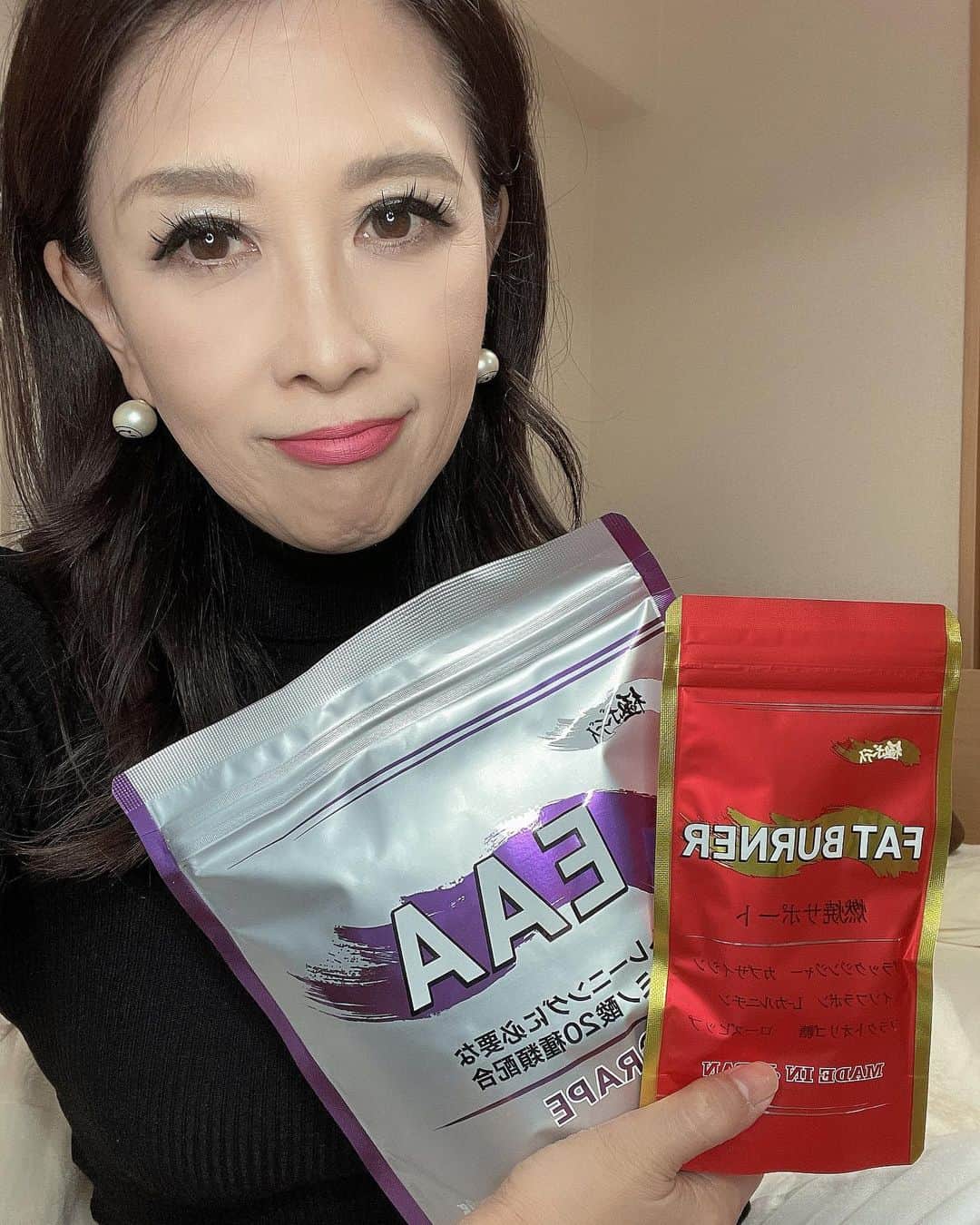のインスタグラム：「トレーニング いかないときも いつも 飲んでるこの２つ  定番だけど  EAAは、 集中力がでるし 空腹時に こまめに飲んでる  必須アミノ酸は 自分では つくれないからね。  美容と健康のため。  飲んでても 何が良いかわからないけど 飲まなくなると あー 違う、、 てわかるのが サプリメント  うまく活用しよ☺️  #EAA #極みボディ  #筋トレ女子 #フィットネス女子#フィットネス#Fitness#筋トレ女子と繋がりたい #筋トレ好き#筋トレ好きと繋がりたい#減量 #くびれ#美ボディ #アラフィフ#アラフィフコーデ#ボディメイク #50代#健康 #熊本 #kumamoto」